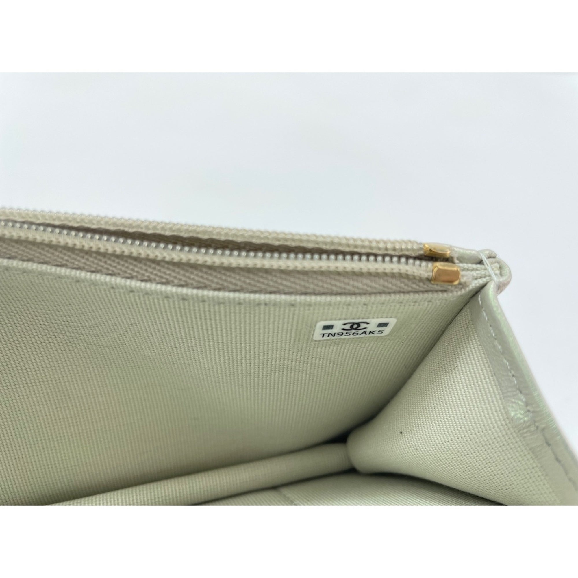 Chanel Matelasse White Handbag (Pre-Owned)