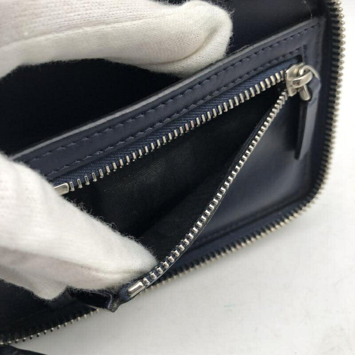 Valentino Garavani Blue Navy Chain/Shoulder Wallet (Pre-Owned)