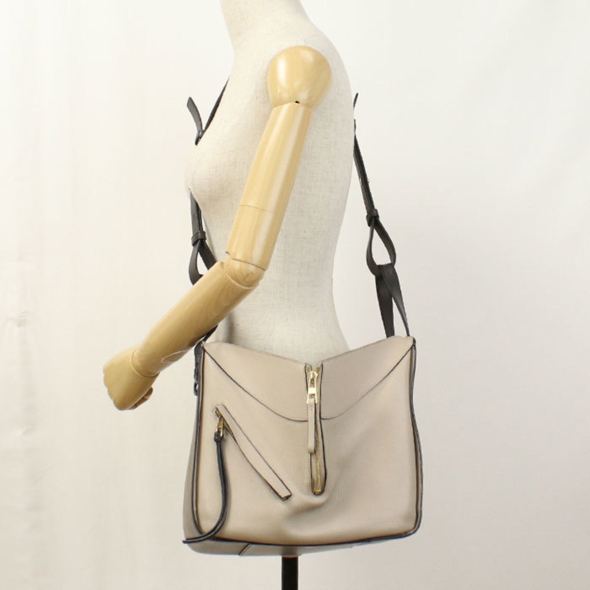 Loewe Beige Leather Handbag (Pre-Owned)