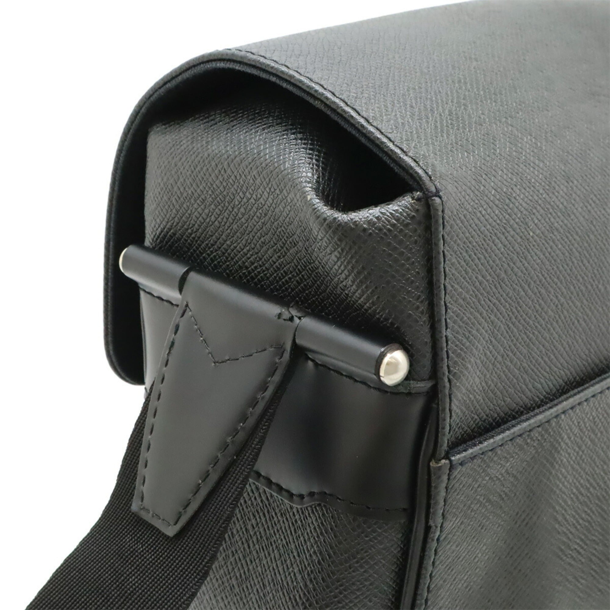 Louis Vuitton Ardoise Black Taiga Leather Leather Shoulder Bag (Pre-Owned)