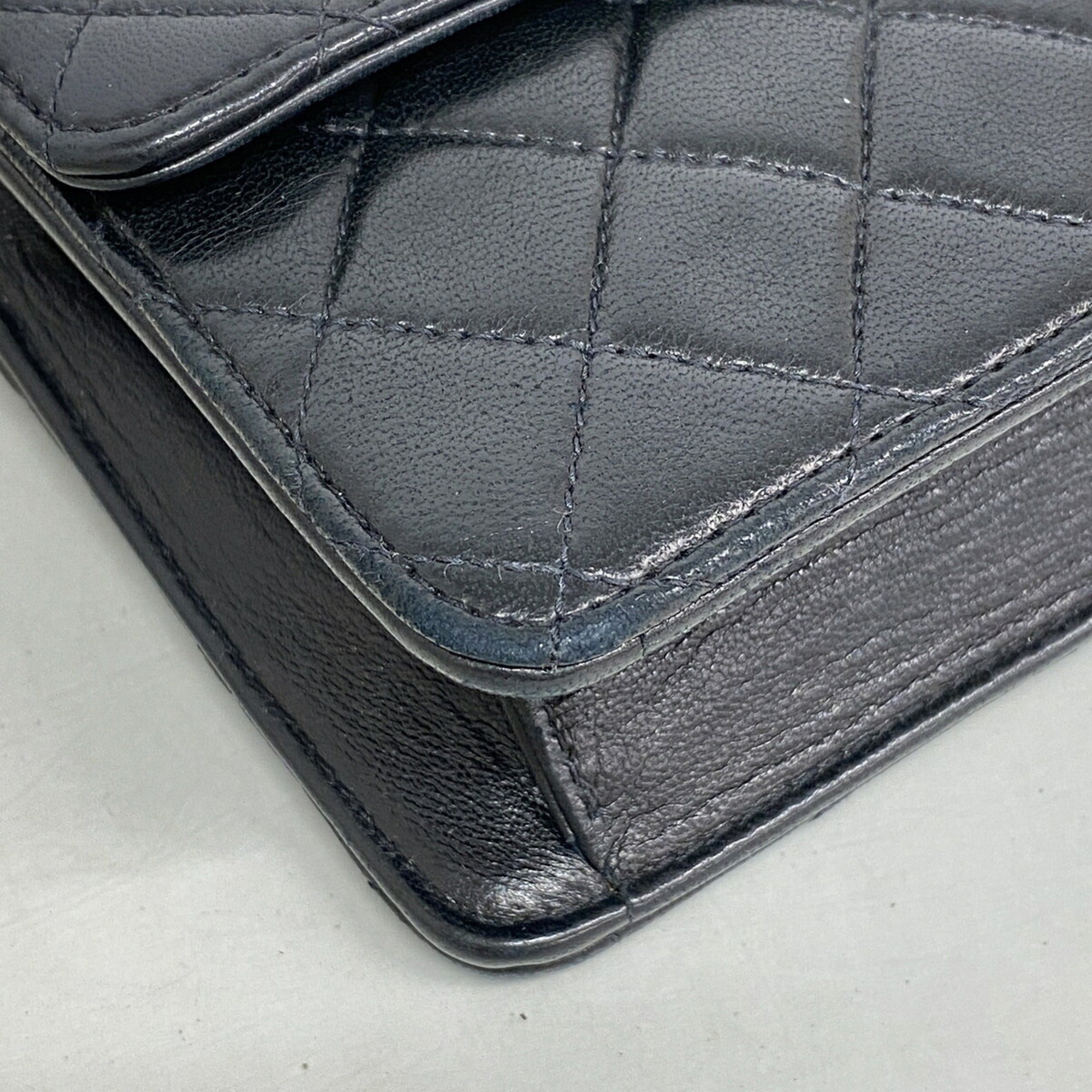 Chanel Black Leather Shoulder Bag (Pre-Owned)