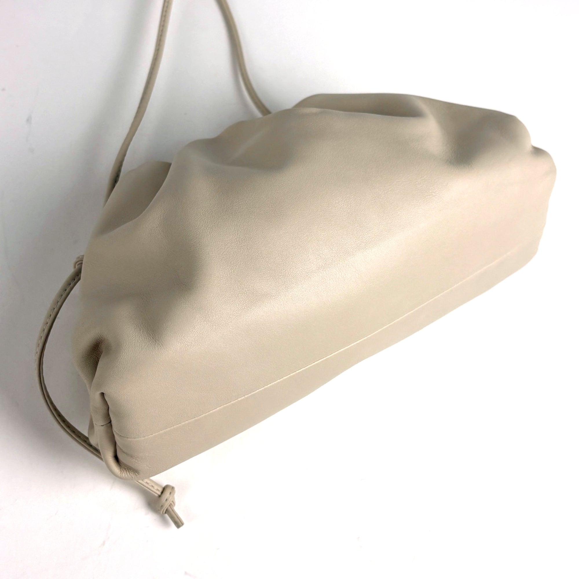 Bottega Veneta Ivory Leather Pouch Shoulder Bag (Pre-Owned)