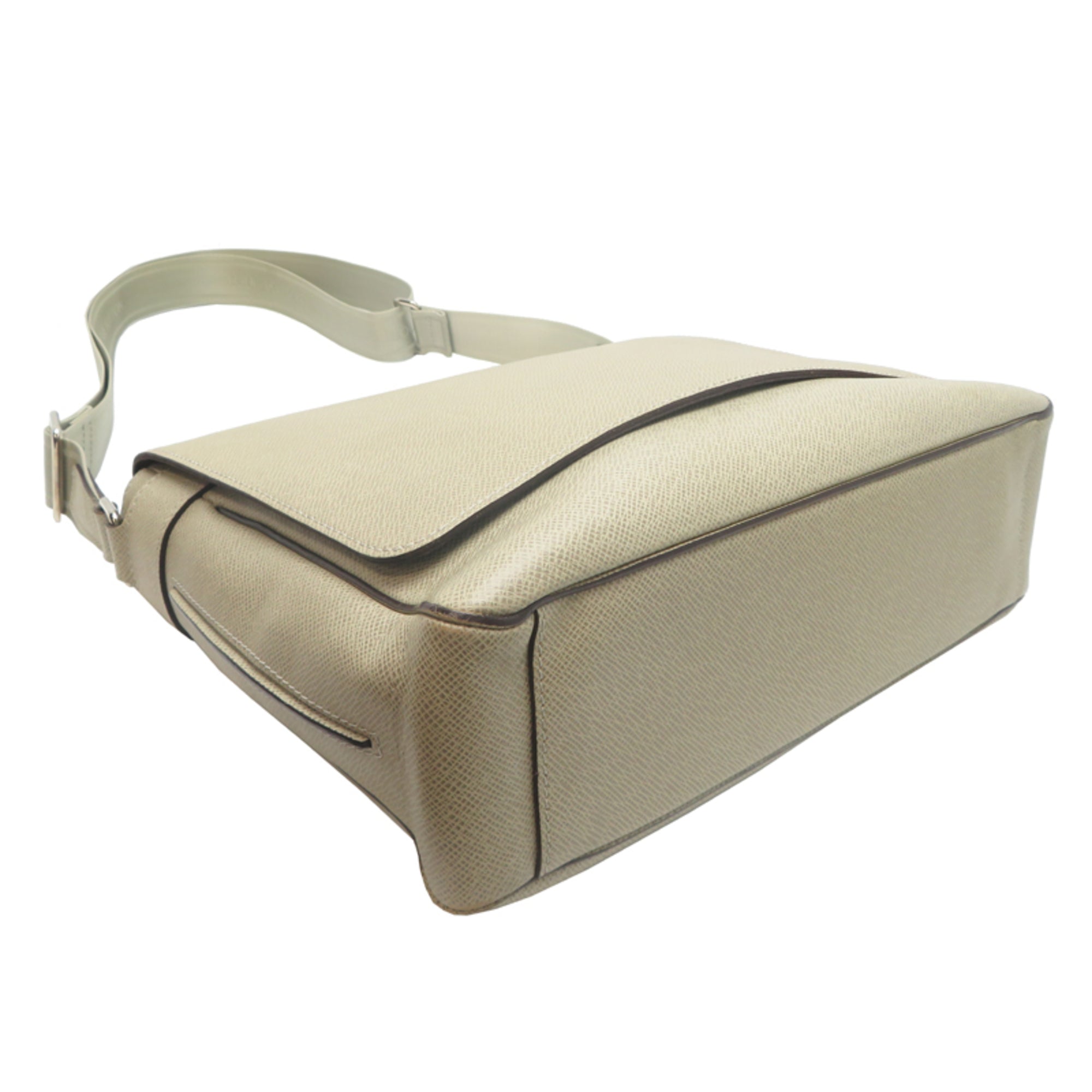 Louis Vuitton Polaire Taiga Leather Shoulder Bag (Pre-Owned)