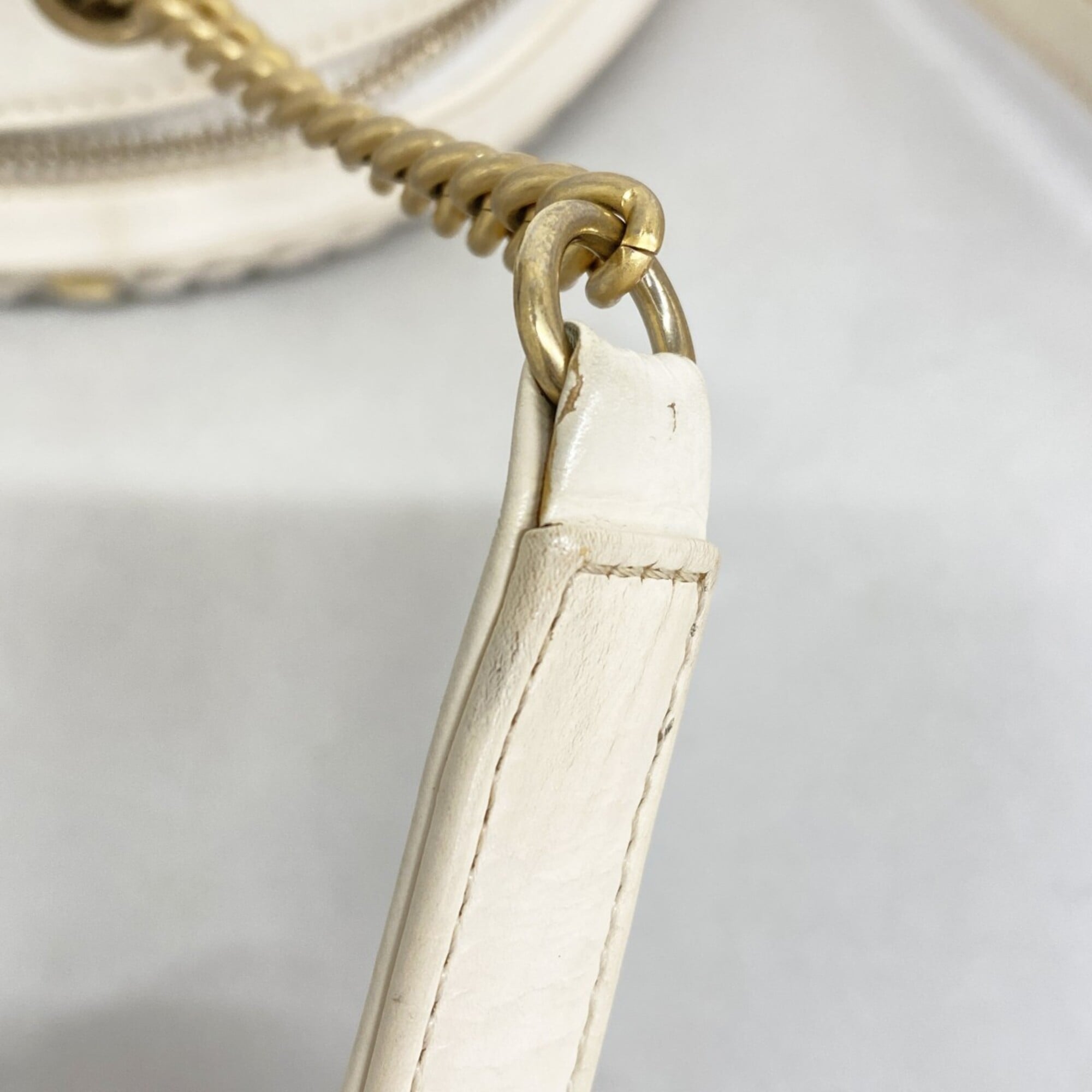Chanel White Leather Handbag (Pre-Owned)