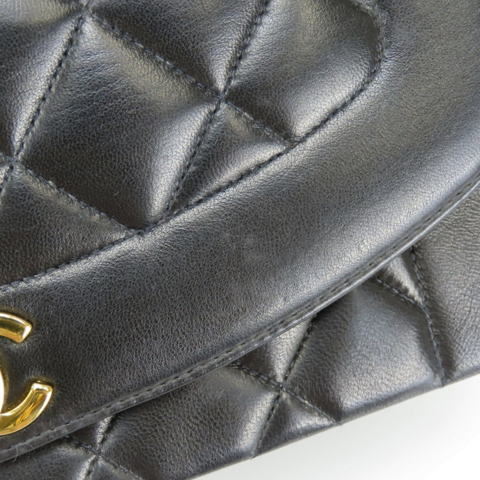 Chanel Black Leather Shoulder Bag (Pre-Owned)