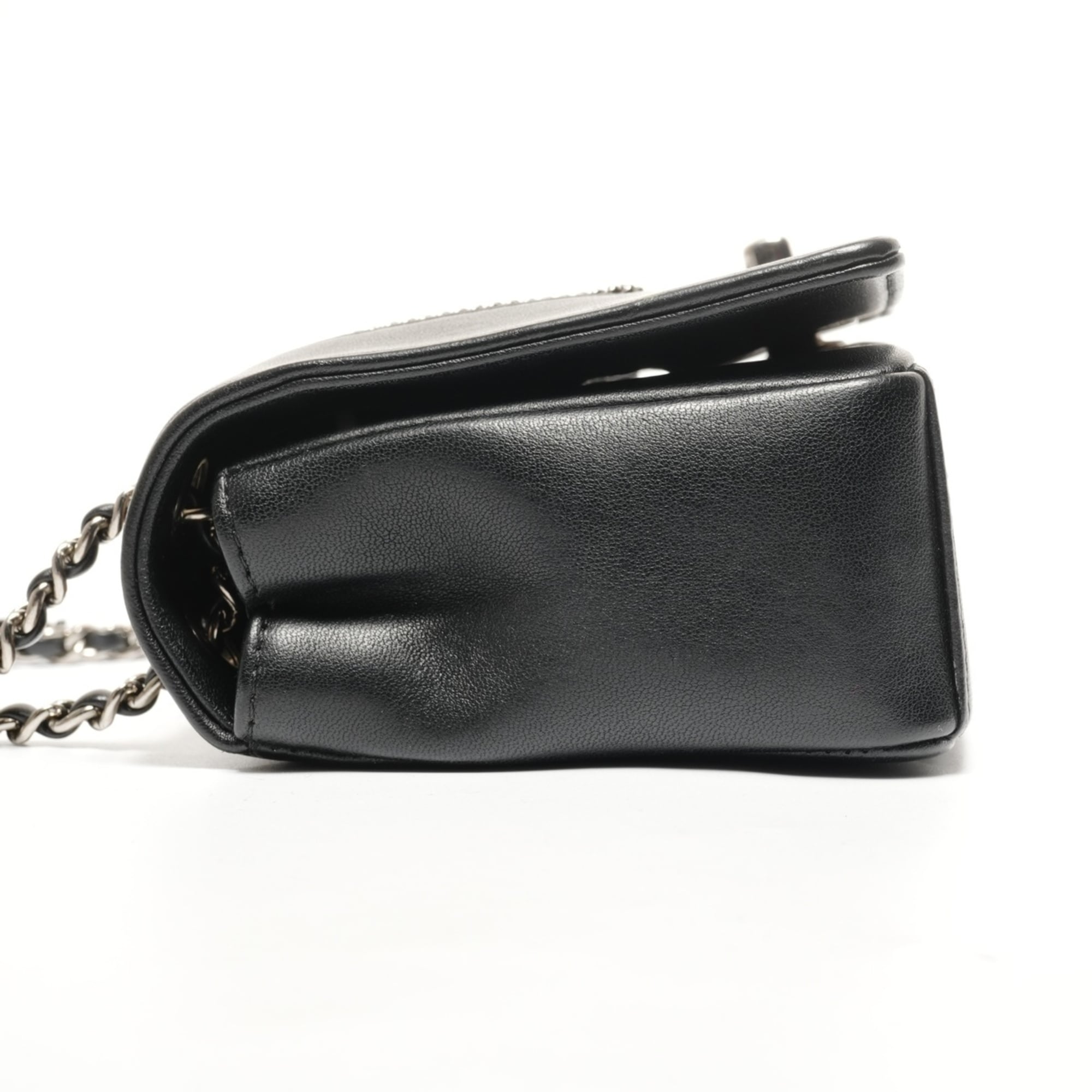 Chanel Black Leather Shoulder Bag (Pre-Owned)