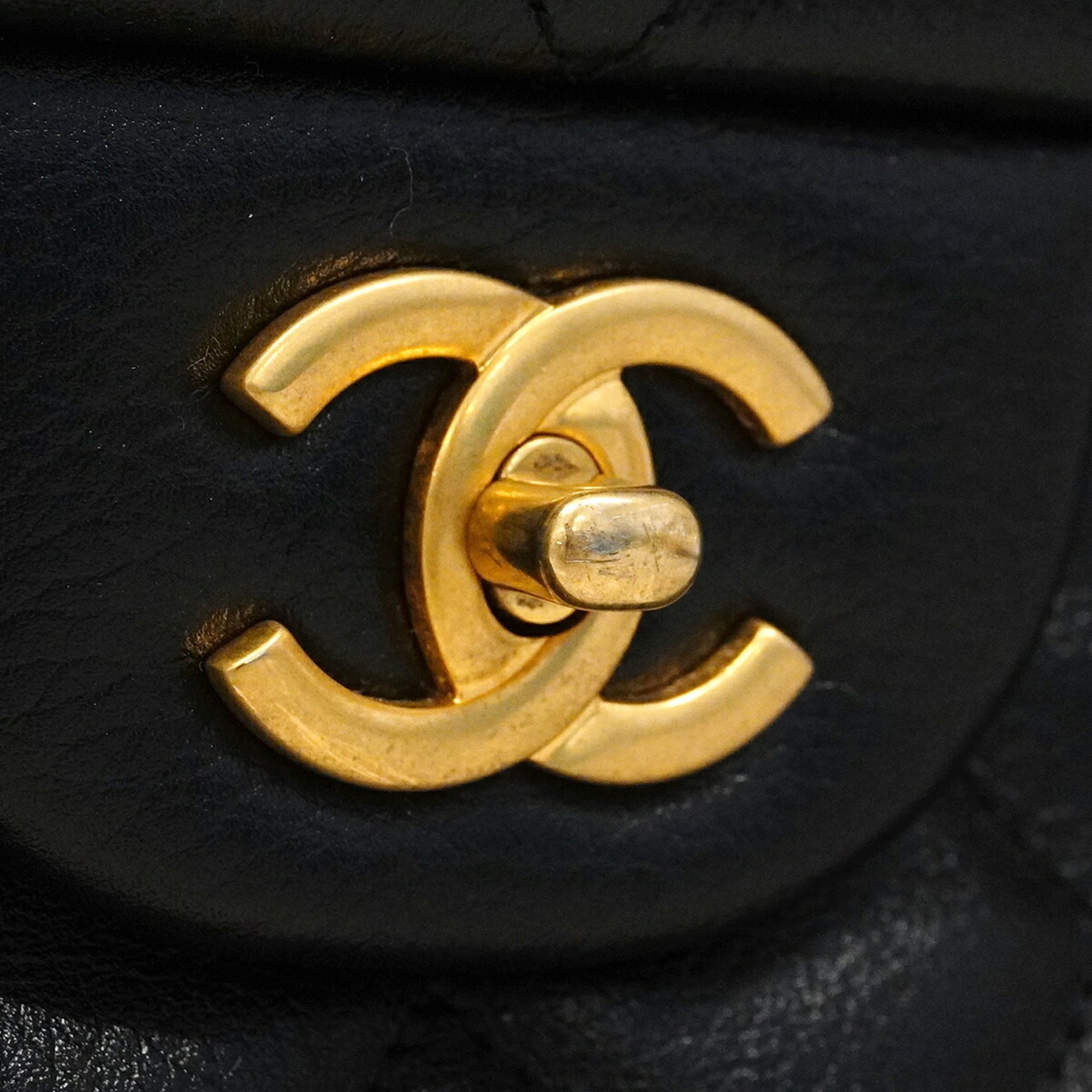 Chanel Black Leather Shoulder Bag (Pre-Owned)