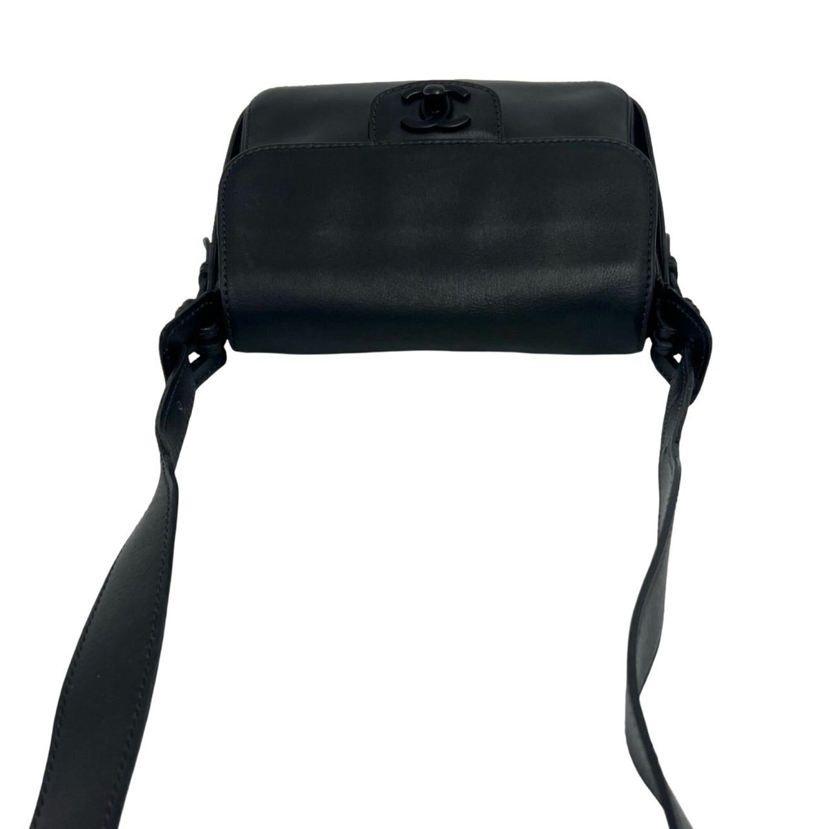 Chanel Black Leather Pochette Shoulder Bag (Pre-Owned)