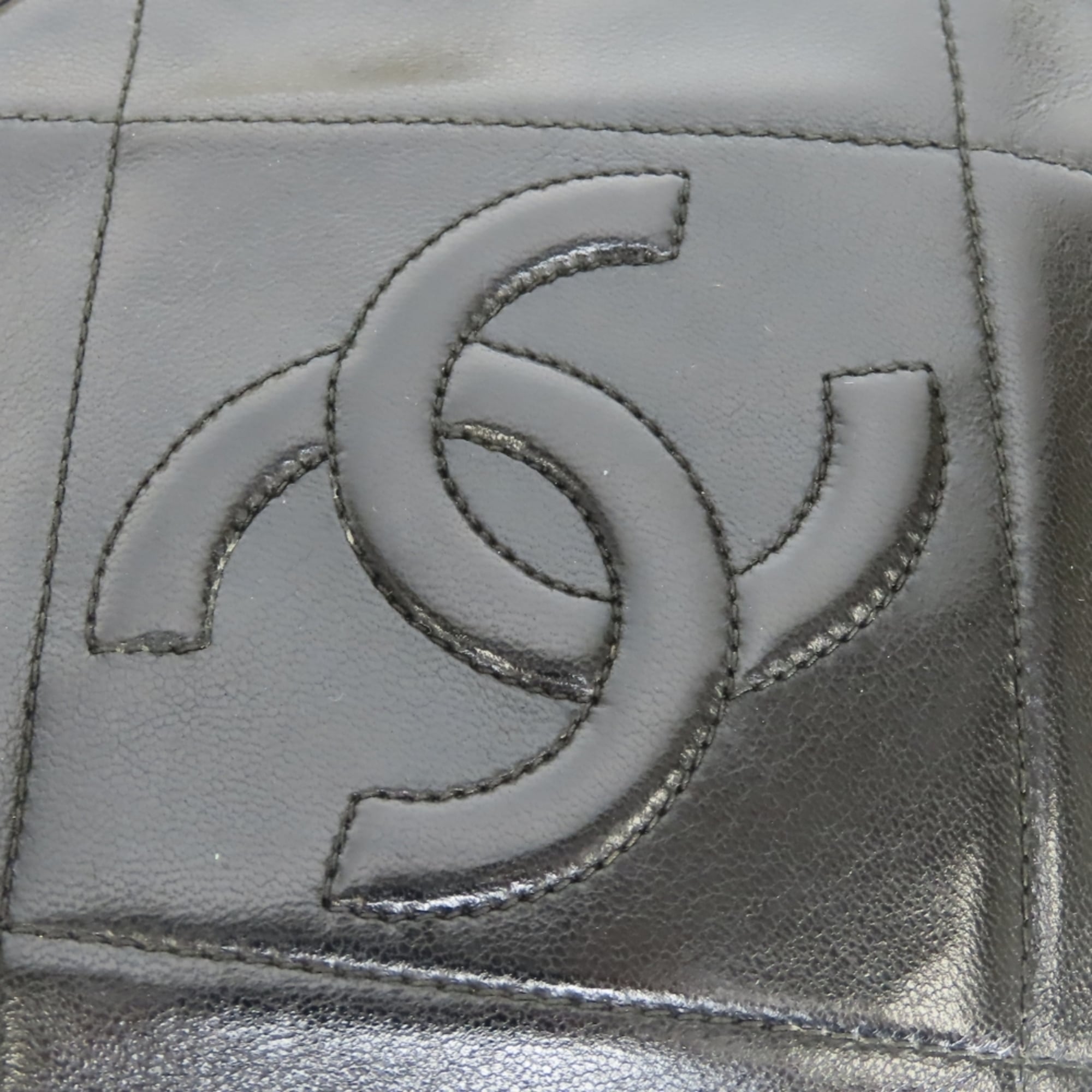 Chanel Black Leather Shoulder Bag (Pre-Owned)