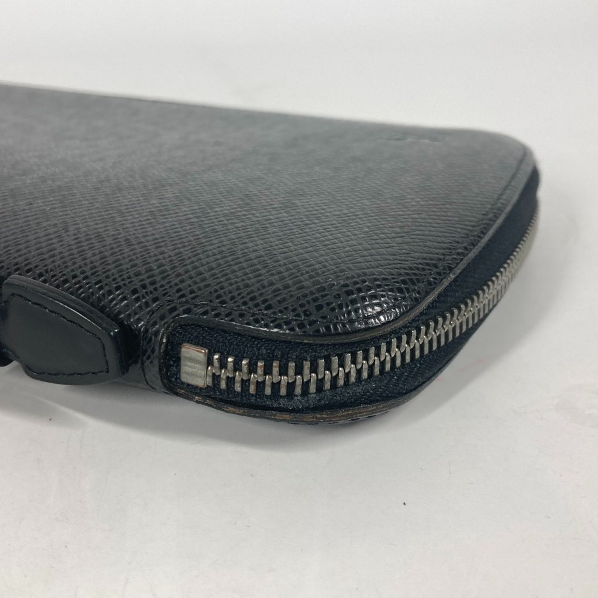 Louis Vuitton Taiga Ardoise Black Taiga Leather Long Wallet (Bi-Fold) (Pre-Owned)