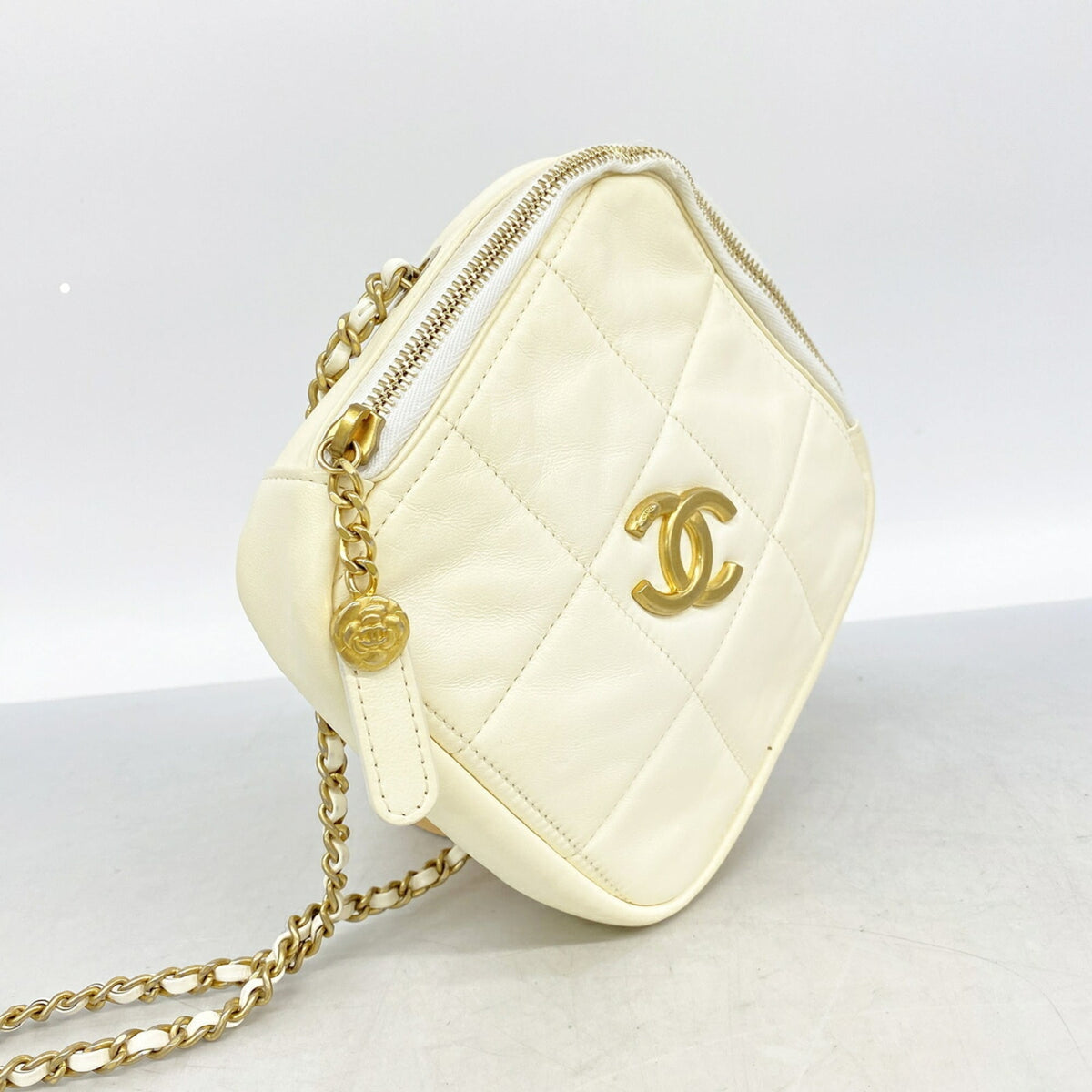 Chanel White Leather Shoulder Bag (Pre-Owned)