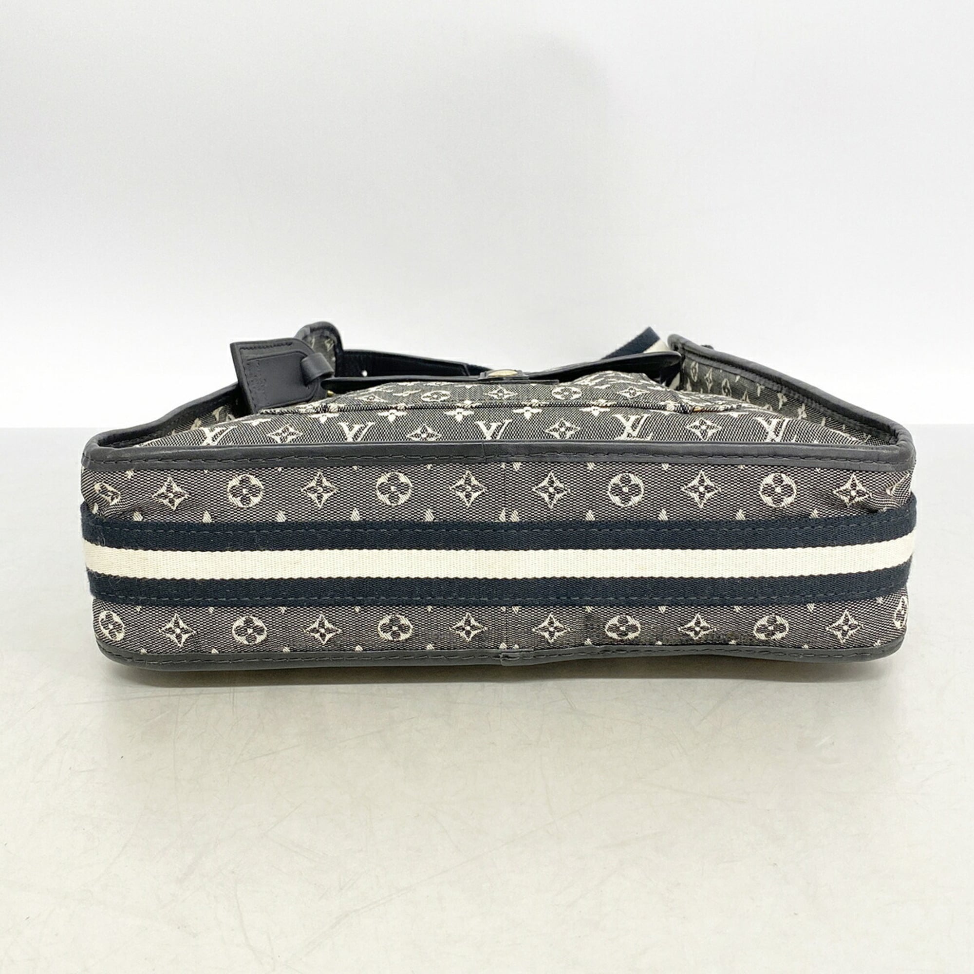 Louis Vuitton Noir Shoulder Bag (Pre-Owned)