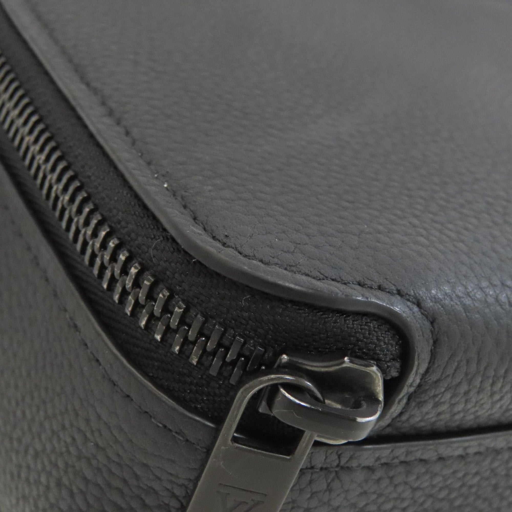 Louis Vuitton Noir Shoulder Bag (Pre-Owned)