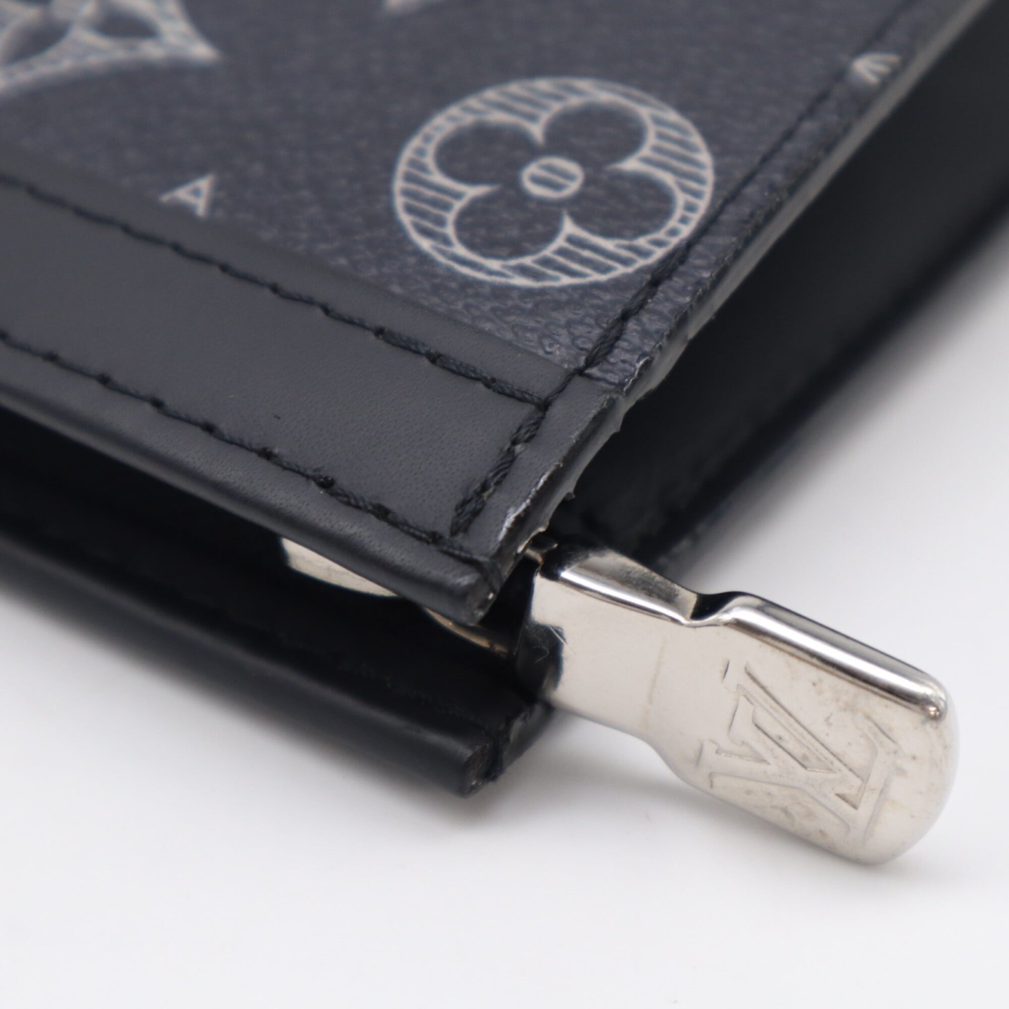 Louis Vuitton Black Navy White Leather Clutch Bag (Pre-Owned)