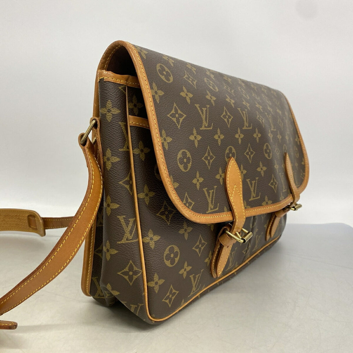 Louis Vuitton Brown Shoulder Bag (Pre-Owned)