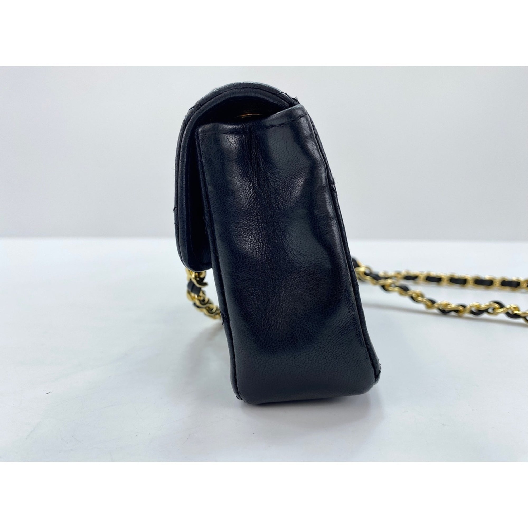 Chanel Black Shoulder Bag (Pre-Owned)