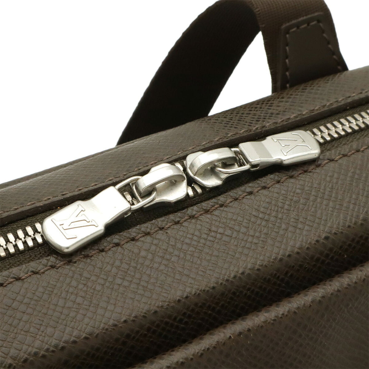 Louis Vuitton Brown Grizzly Taiga Leather Shoulder Bag (Pre-Owned)