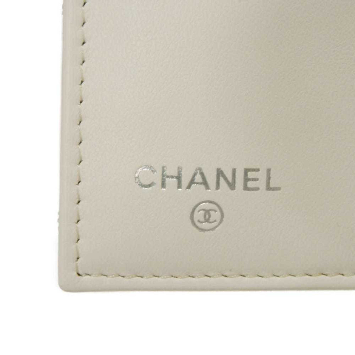 Chanel White Leather Wallet (Tri-Fold) (Pre-Owned)