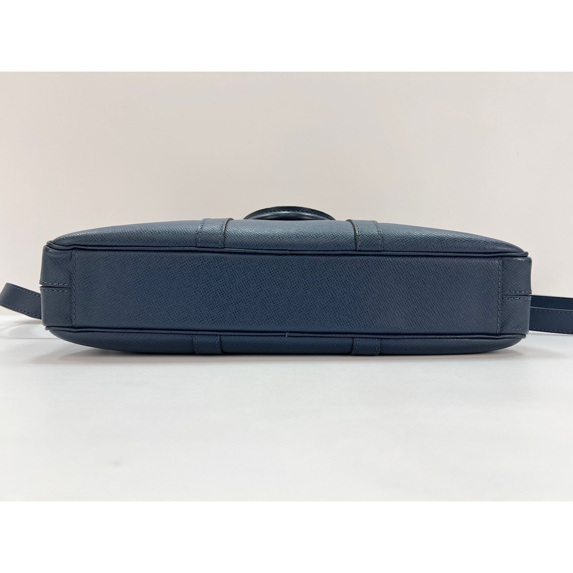Louis Vuitton Taiga Blue Taiga Leather Handbag (Pre-Owned)