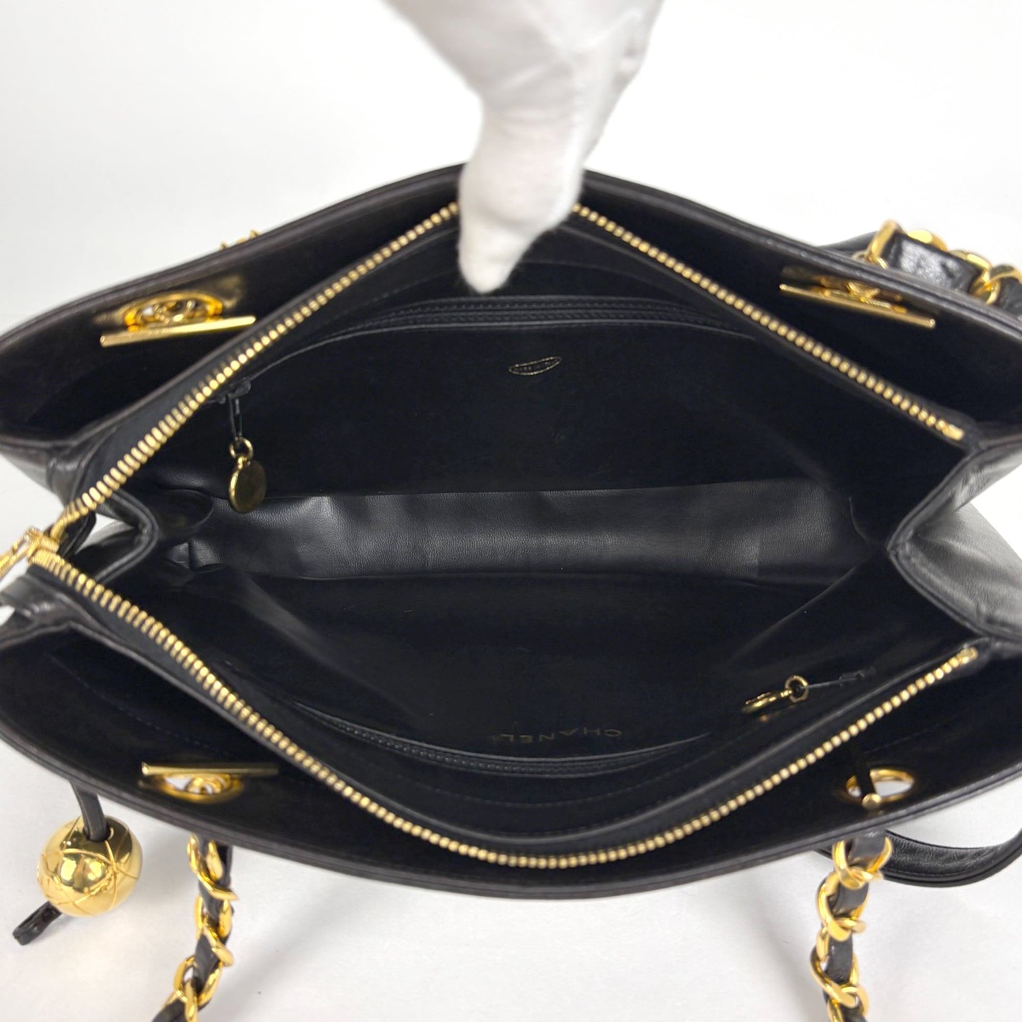 Chanel Black Leather Tote Bag (Pre-Owned)
