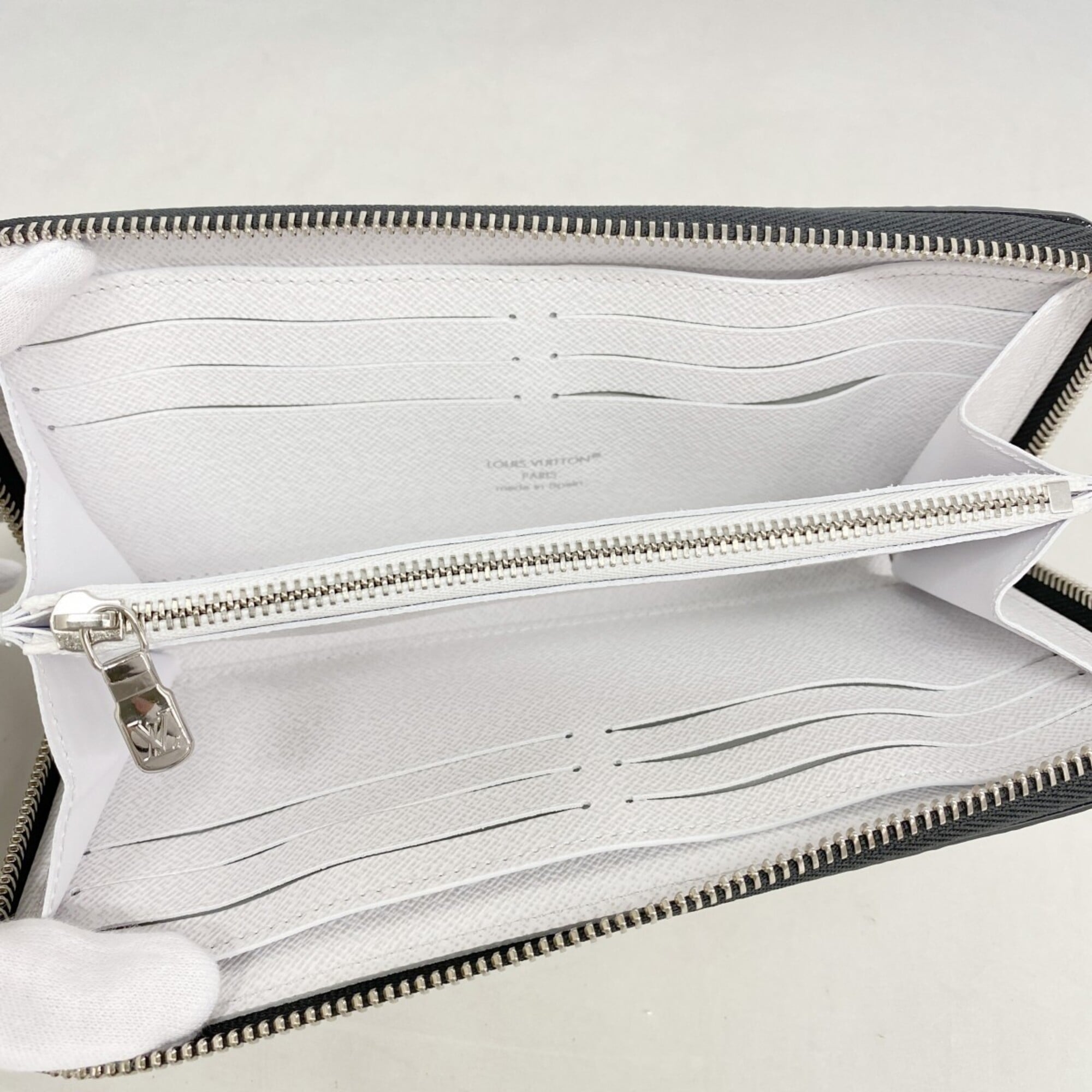 Louis Vuitton White Long Wallet (Bi-Fold) (Pre-Owned)
