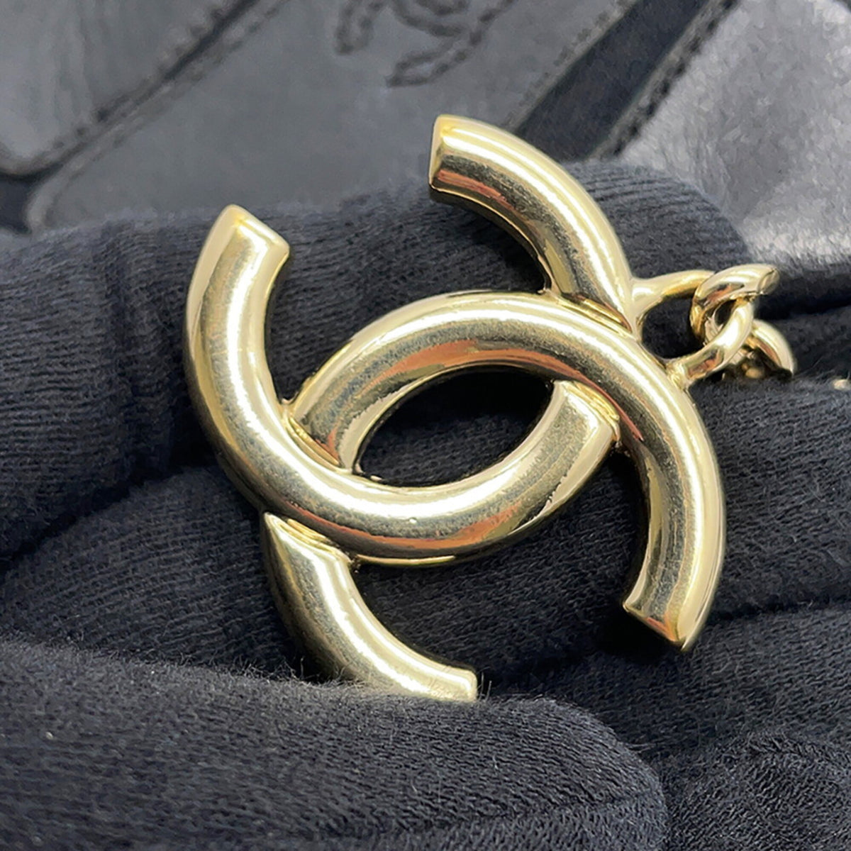 Chanel Black Leather Shoulder Bag (Pre-Owned)