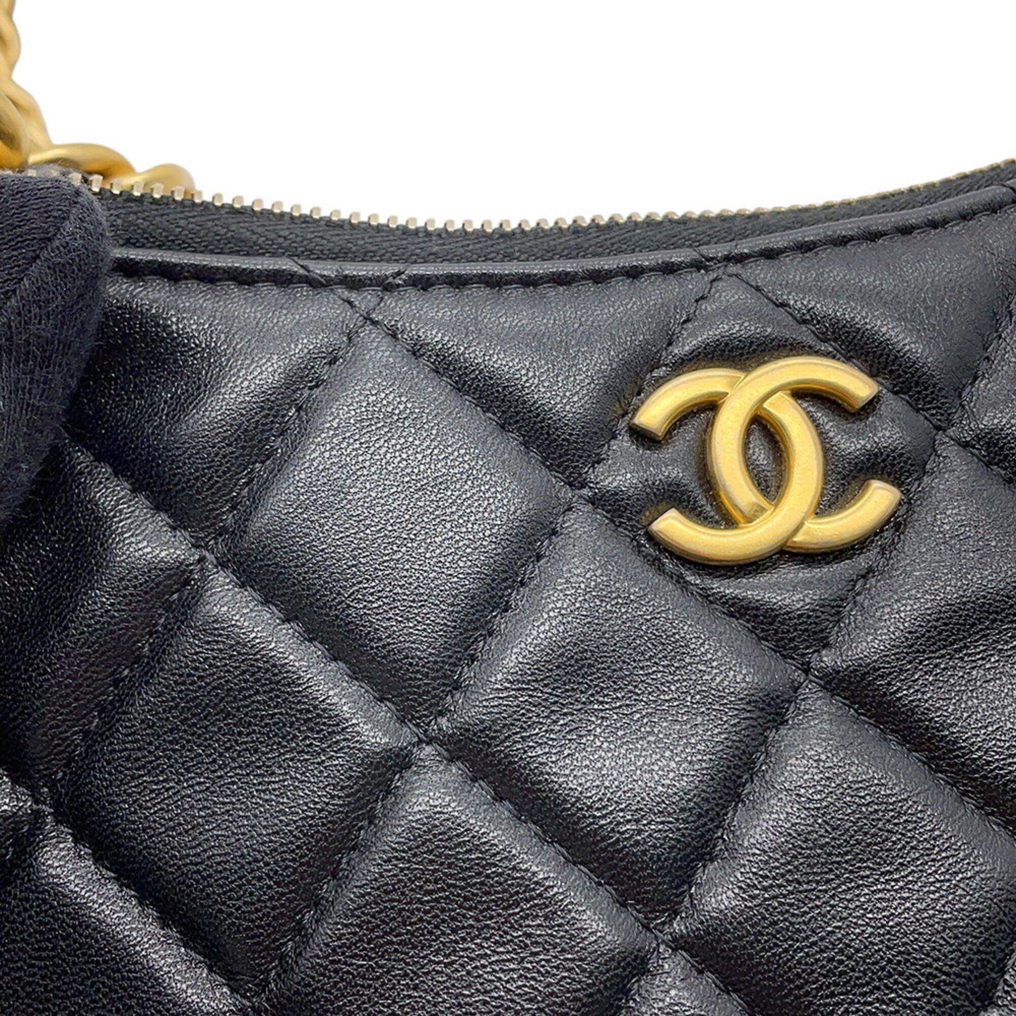 Chanel Black Leather Shoulder Bag (Pre-Owned)