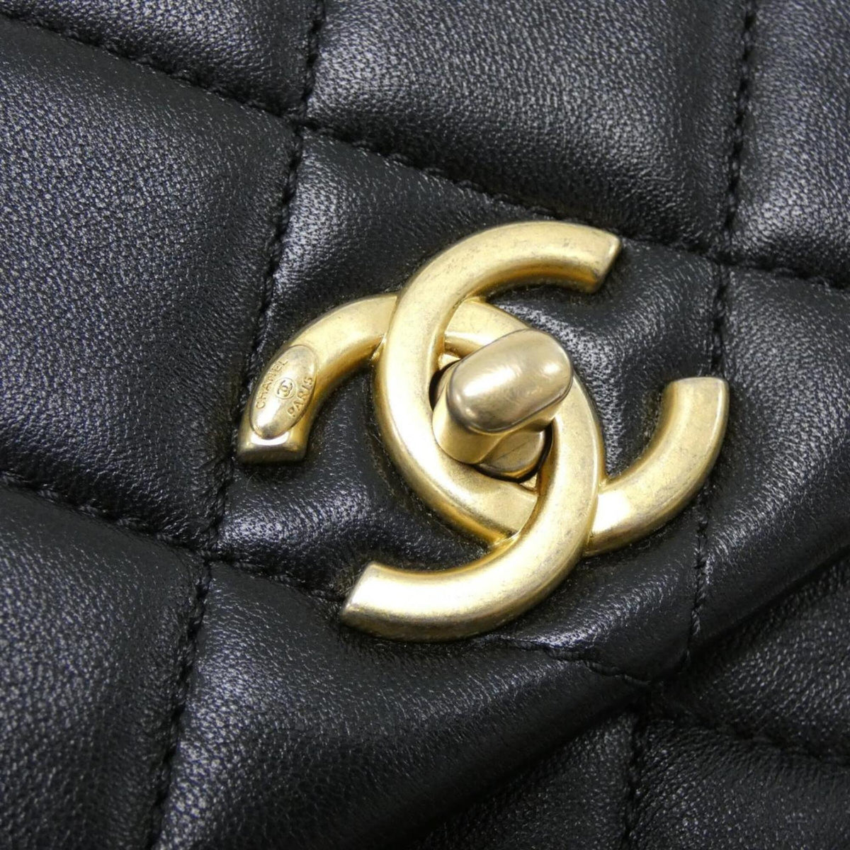Chanel Black Leather Shoulder Bag (Pre-Owned)