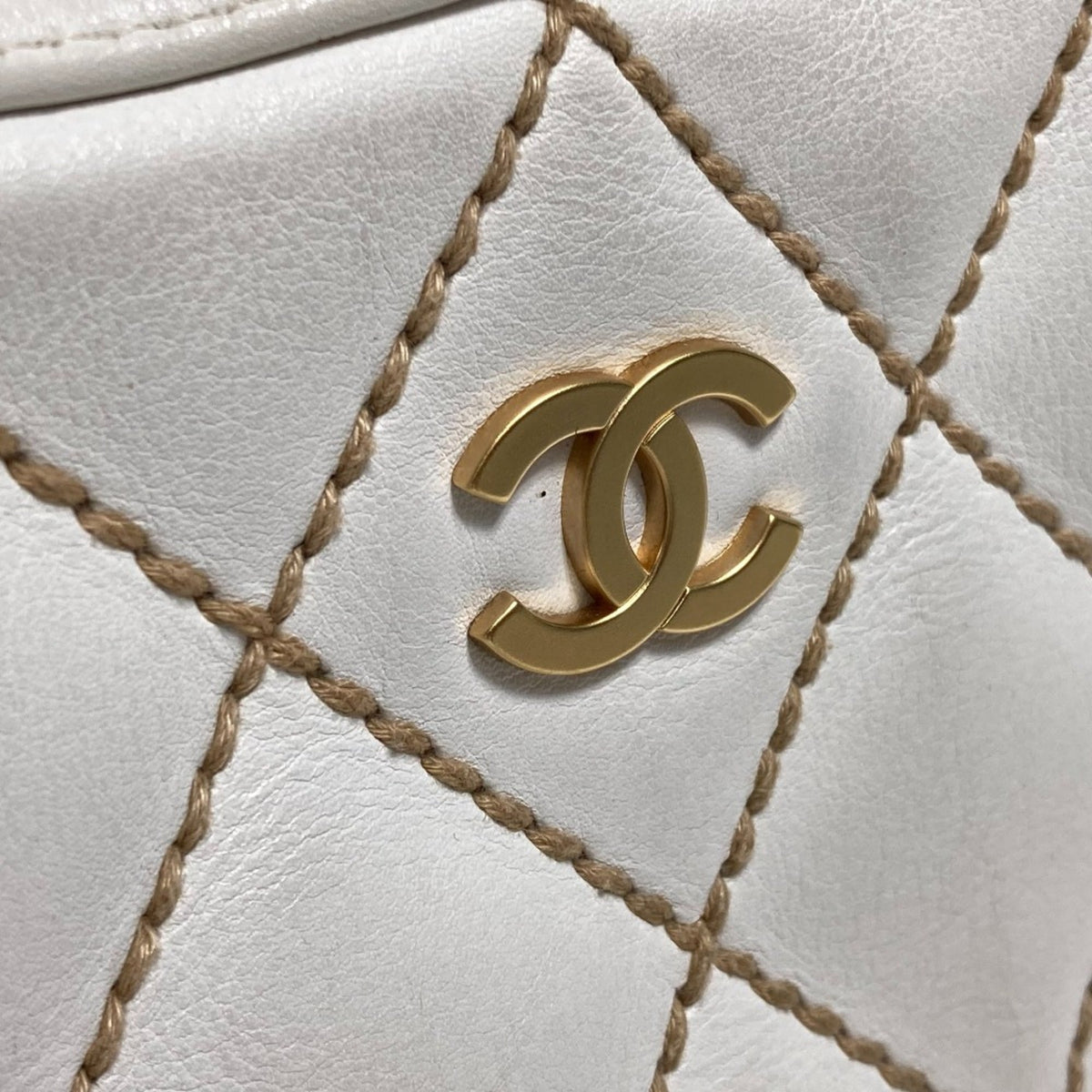 Chanel White Leather Handbag (Pre-Owned)