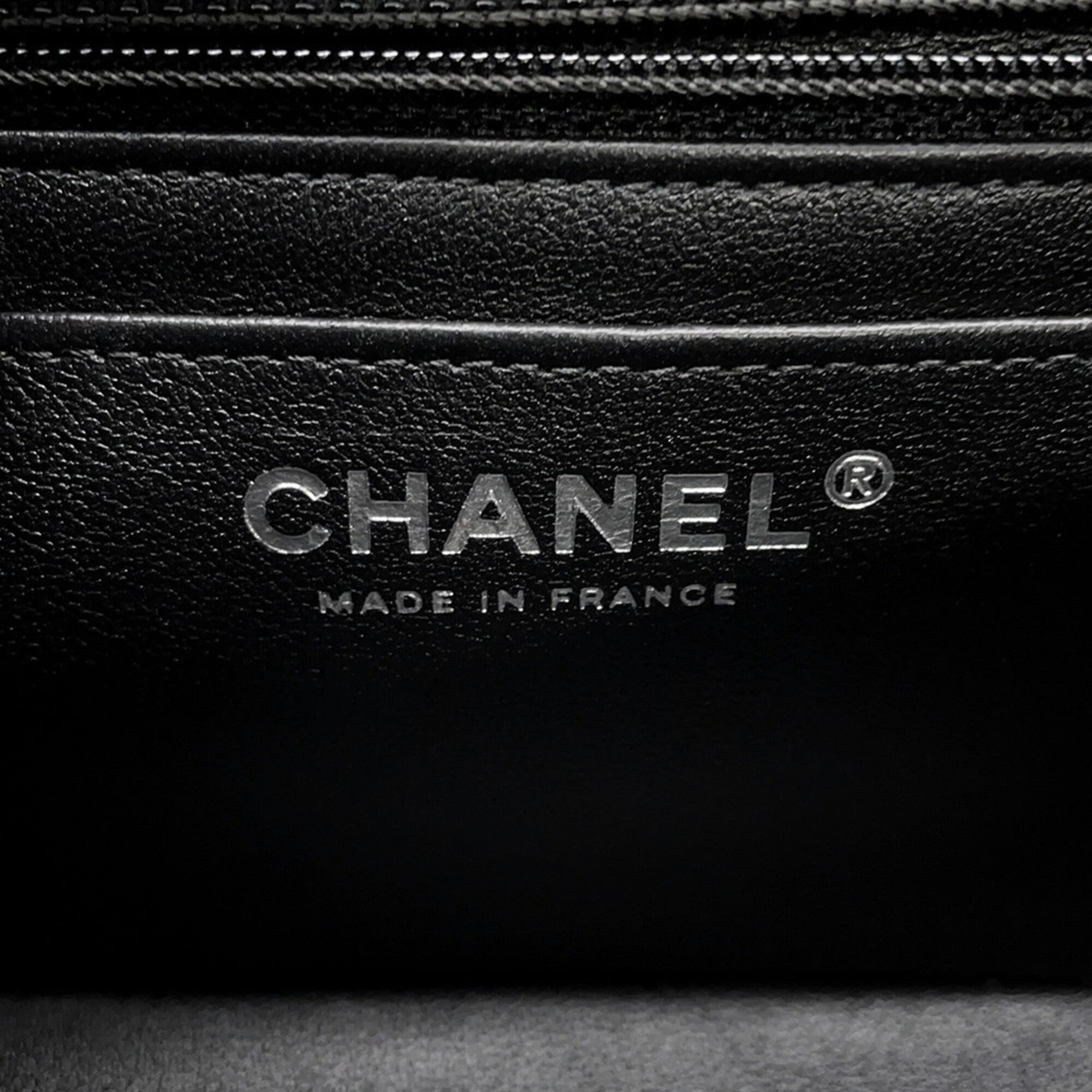 Chanel Black Leather Shoulder Bag (Pre-Owned)