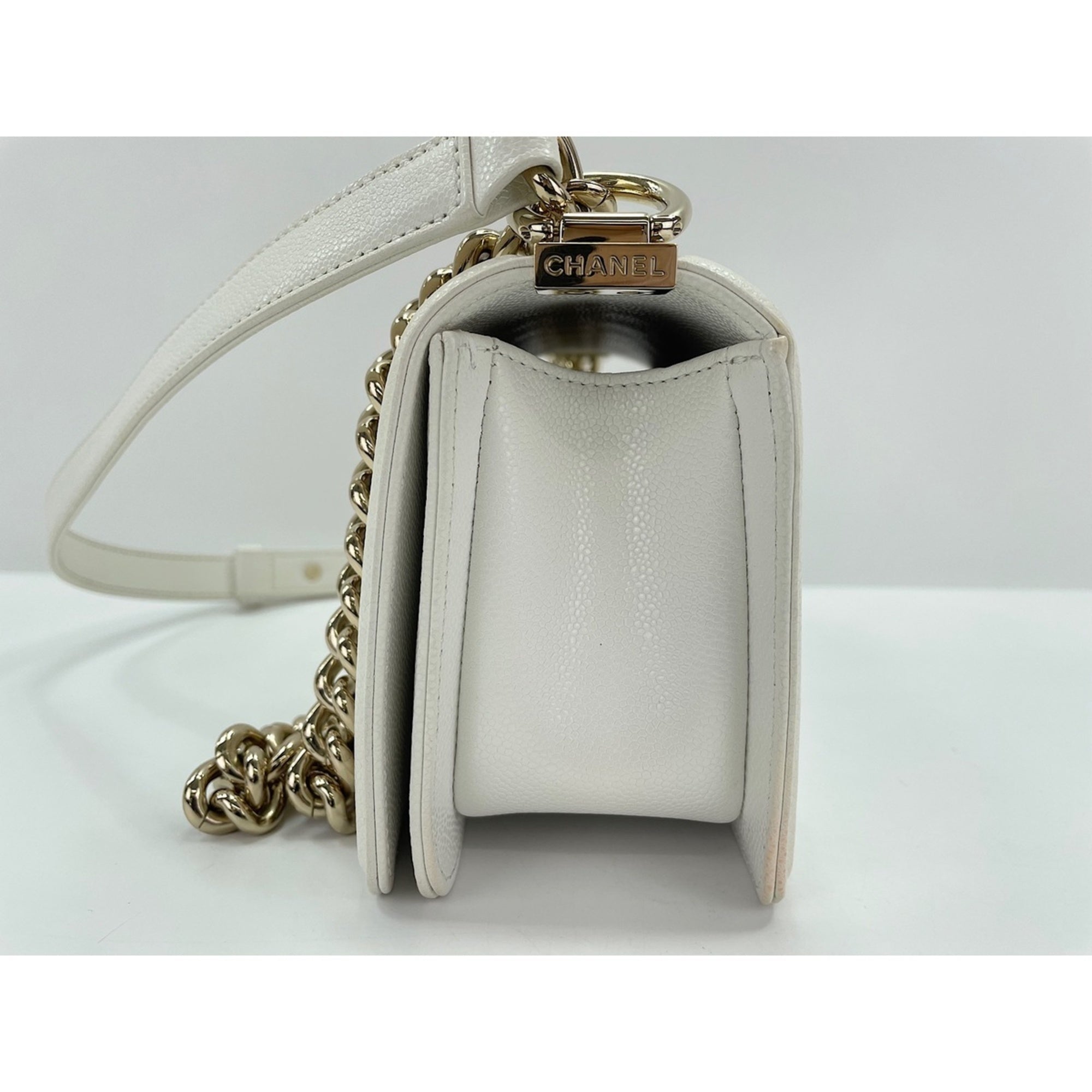 Chanel White Grained Calfskin Shoulder Bag (Pre-Owned)