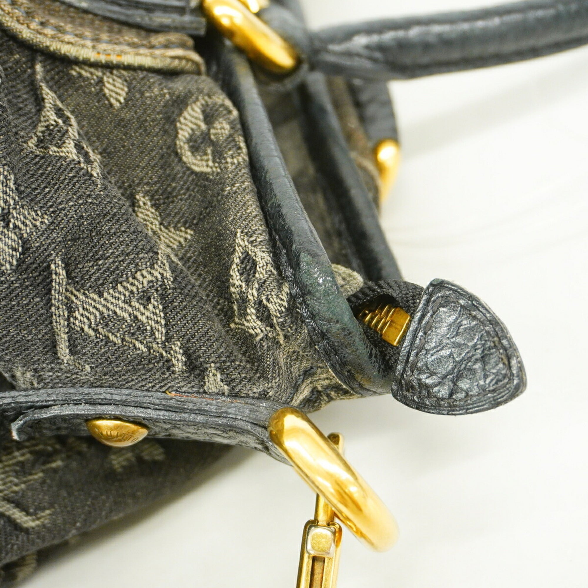 Louis Vuitton Noir Handbag (Pre-Owned)