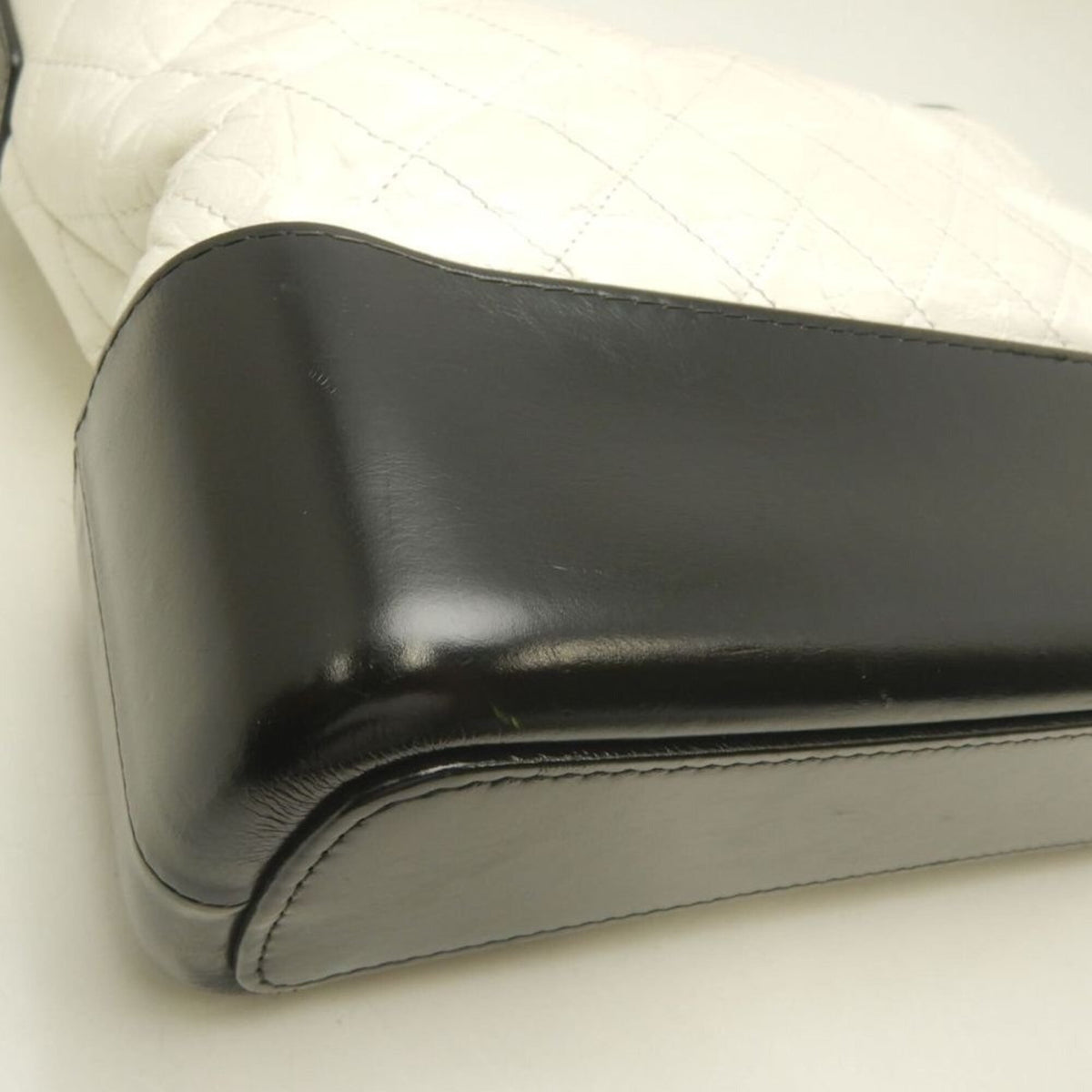 Chanel Black White Leather Shoulder Bag (Pre-Owned)