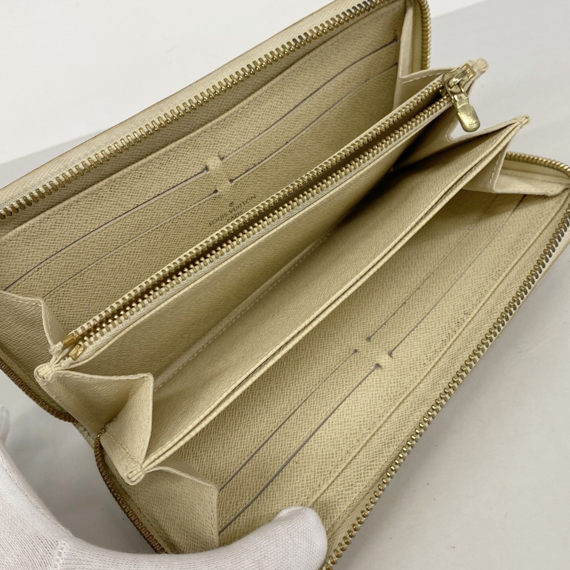 Louis Vuitton White Long Wallet (Bi-Fold) (Pre-Owned)