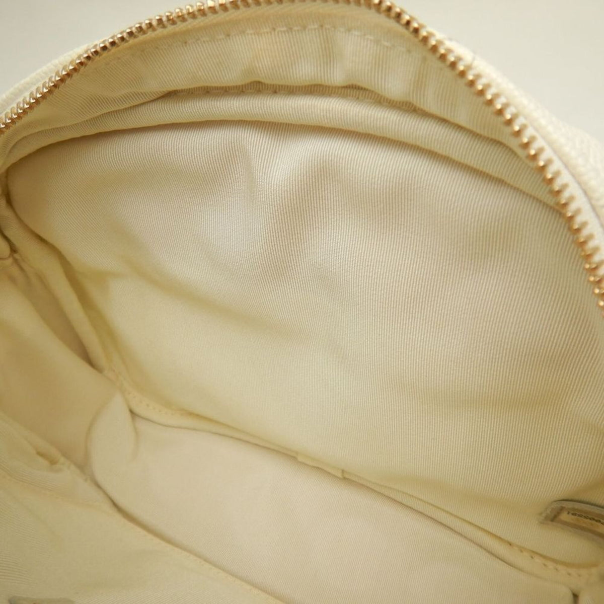 Chanel White Grained Calfskin Shoulder Bag (Pre-Owned)