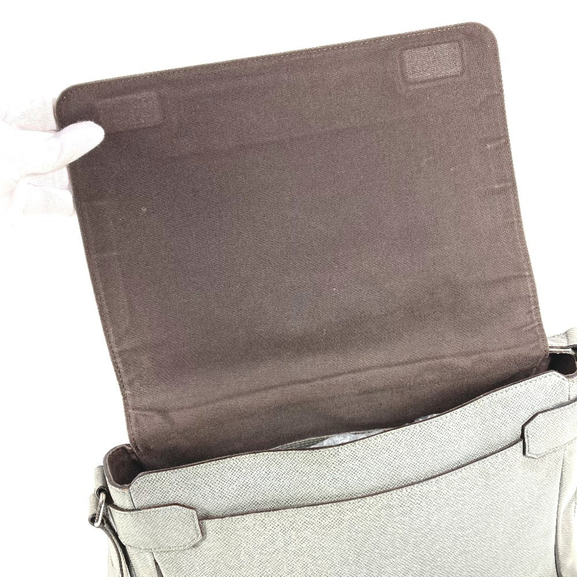 Louis Vuitton Gray Taiga Leather Messenger Bag Shoulder Bag (Pre-Owned)