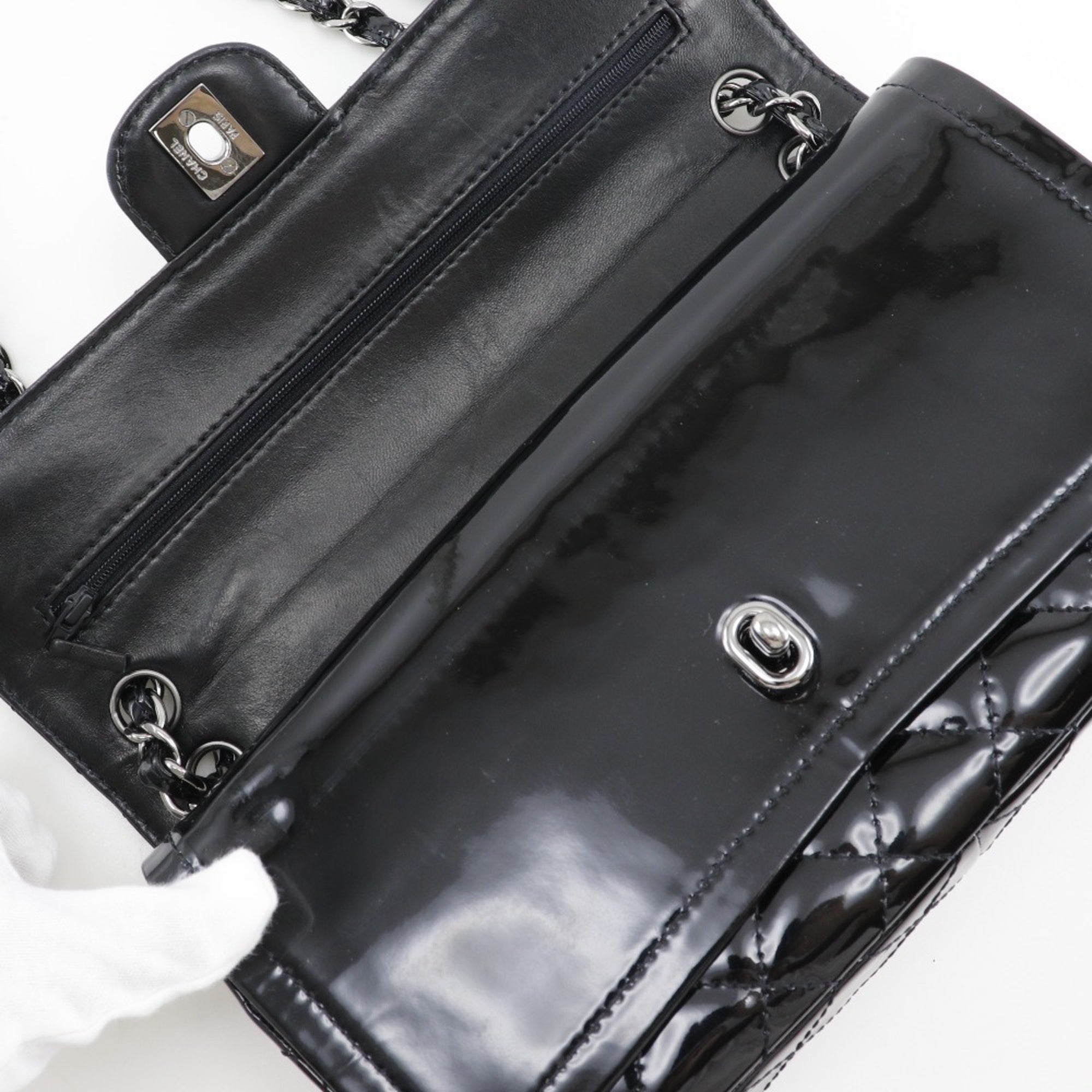 Chanel Black Patent Leather Shoulder Bag (Pre-Owned)