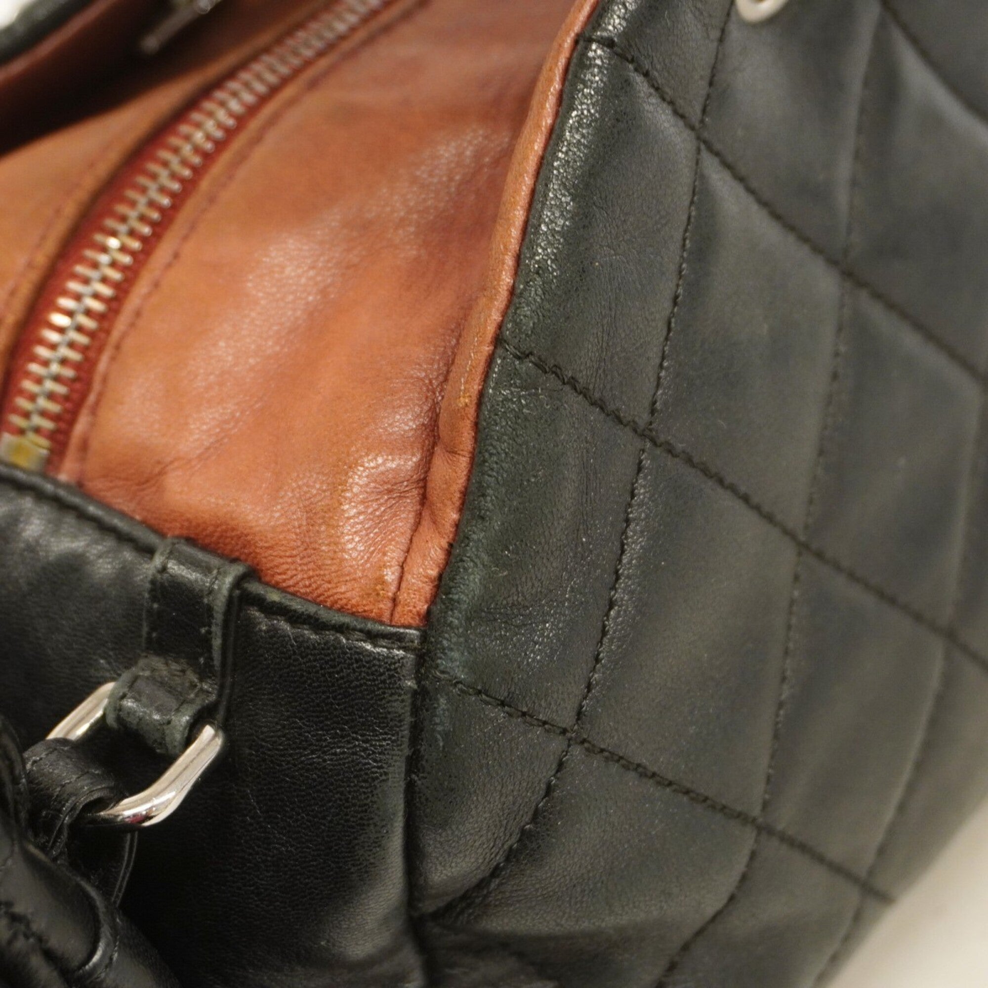 Chanel Black Leather Handbag (Pre-Owned)