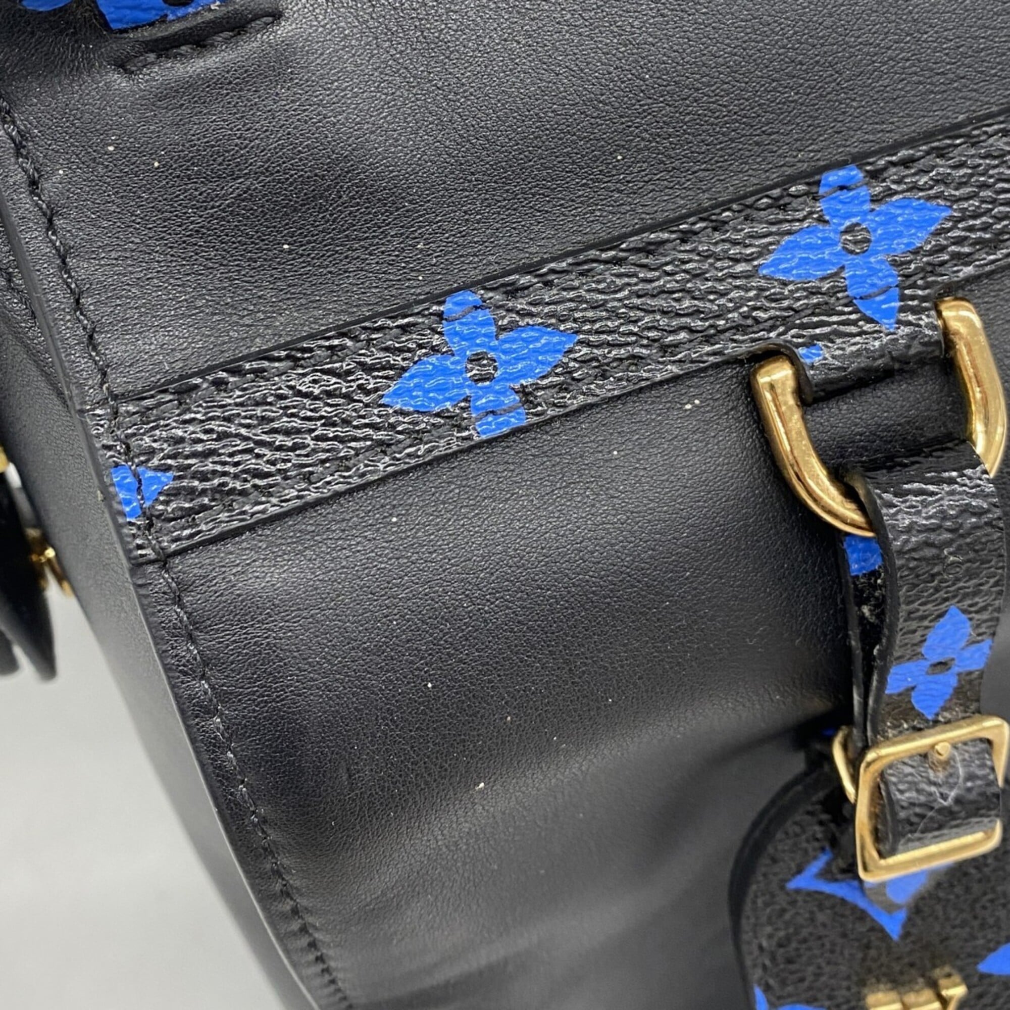 Louis Vuitton Noir Shoulder Bag (Pre-Owned)