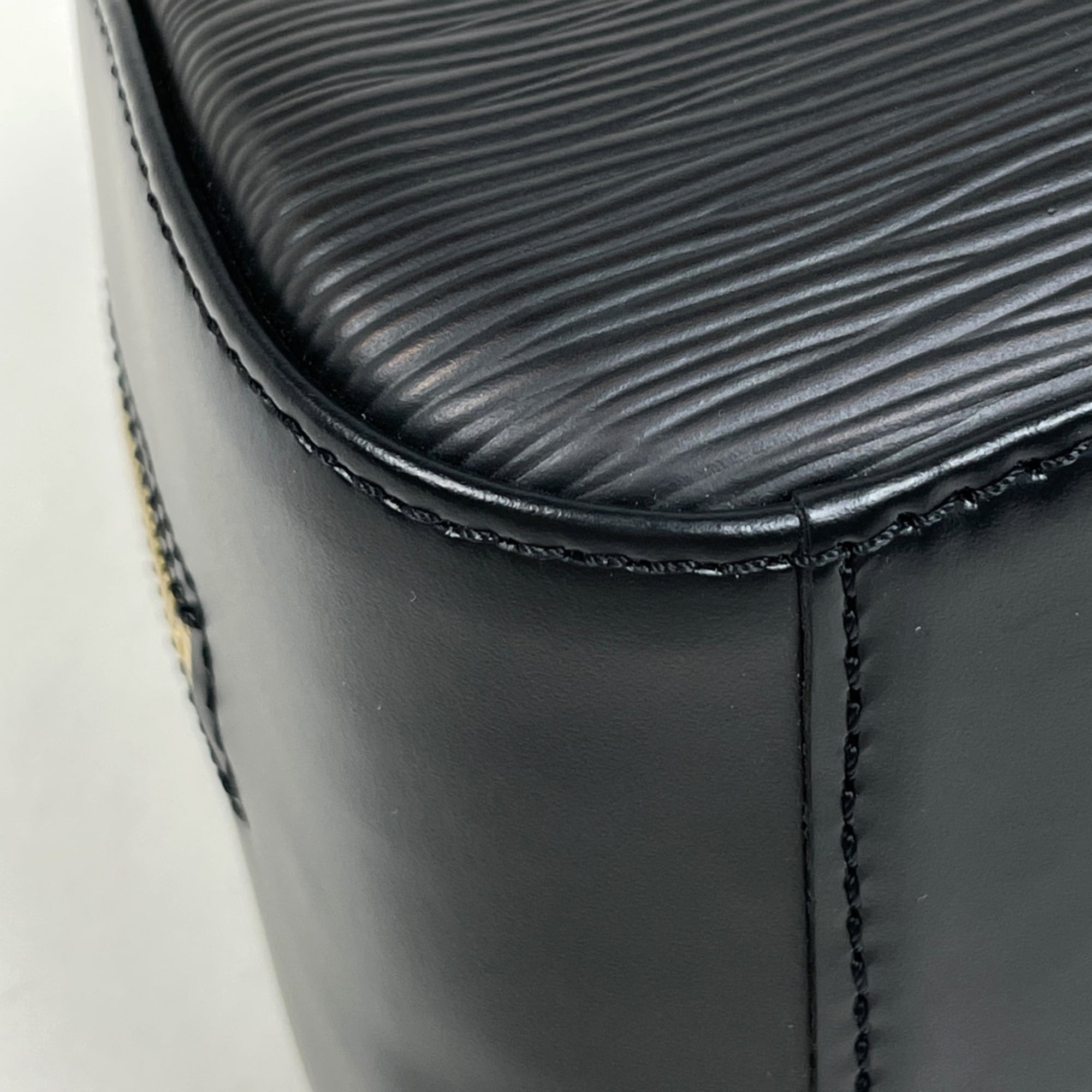 Louis Vuitton Epi Black Noir Epi Leather Handbag (Pre-Owned)
