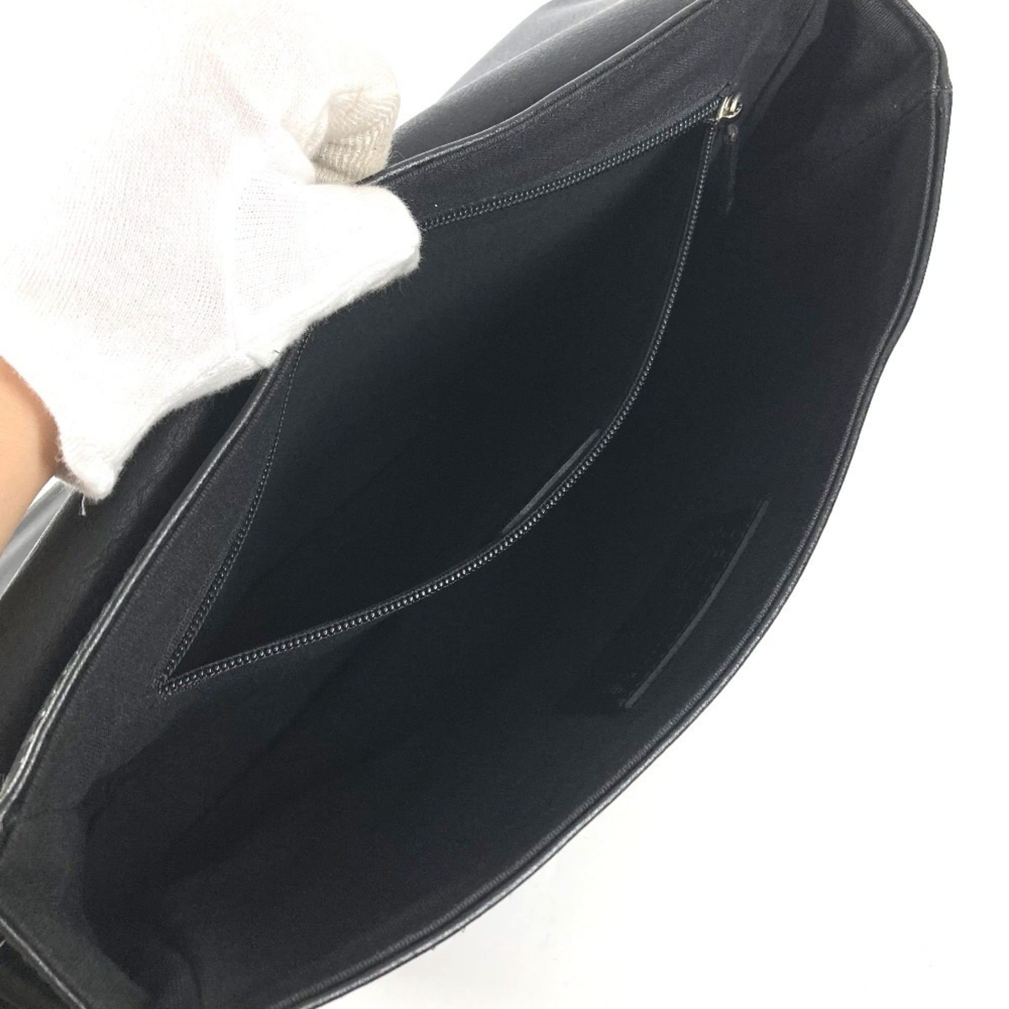 Salvatore Ferragamo Black Leather Messenger Bag Shoulder Bag (Pre-Owned)