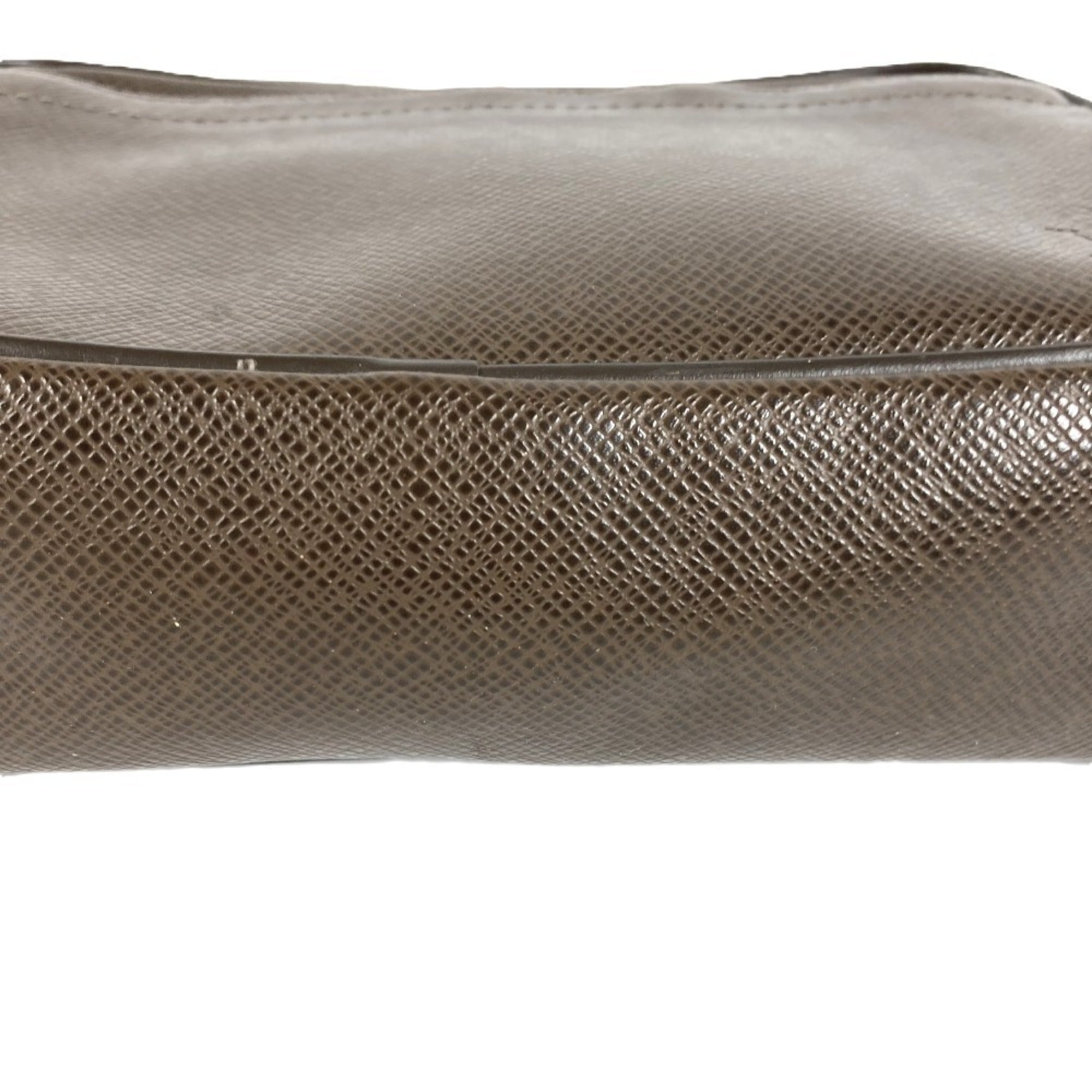 Louis Vuitton Brown Grizzly Taiga Leather Leather Clutch Bag (Pre-Owned)