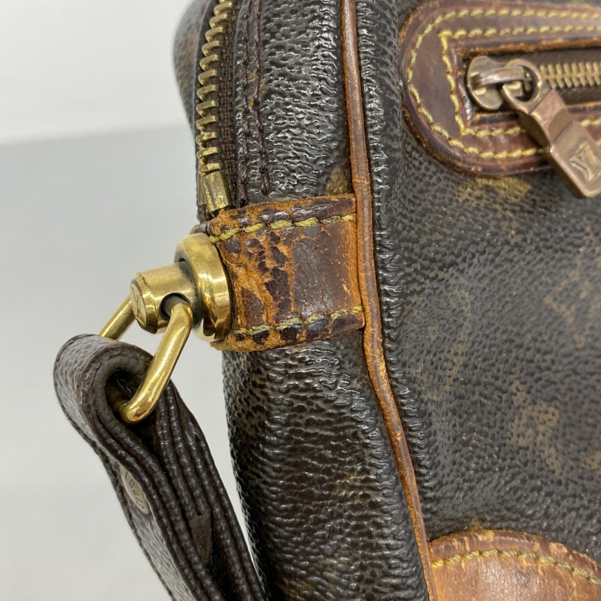 Louis Vuitton Brown Clutch Bag (Pre-Owned)