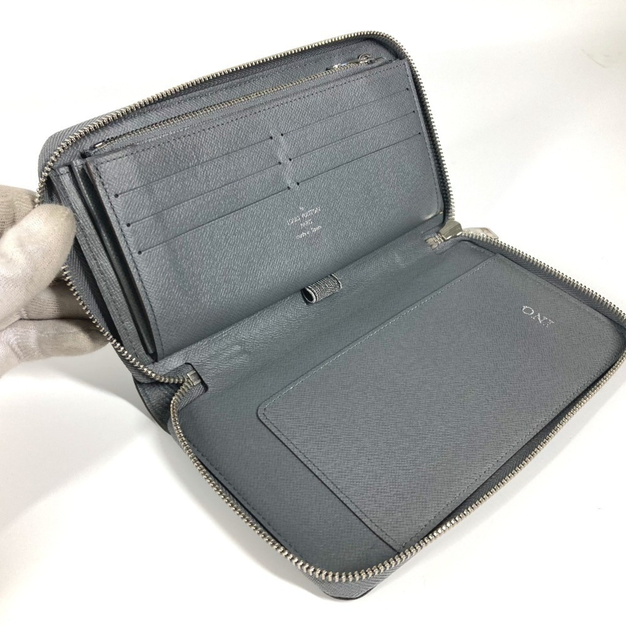 Louis Vuitton Glacier Gray Taiga Leather Long Wallet (Bi-Fold) (Pre-Owned)