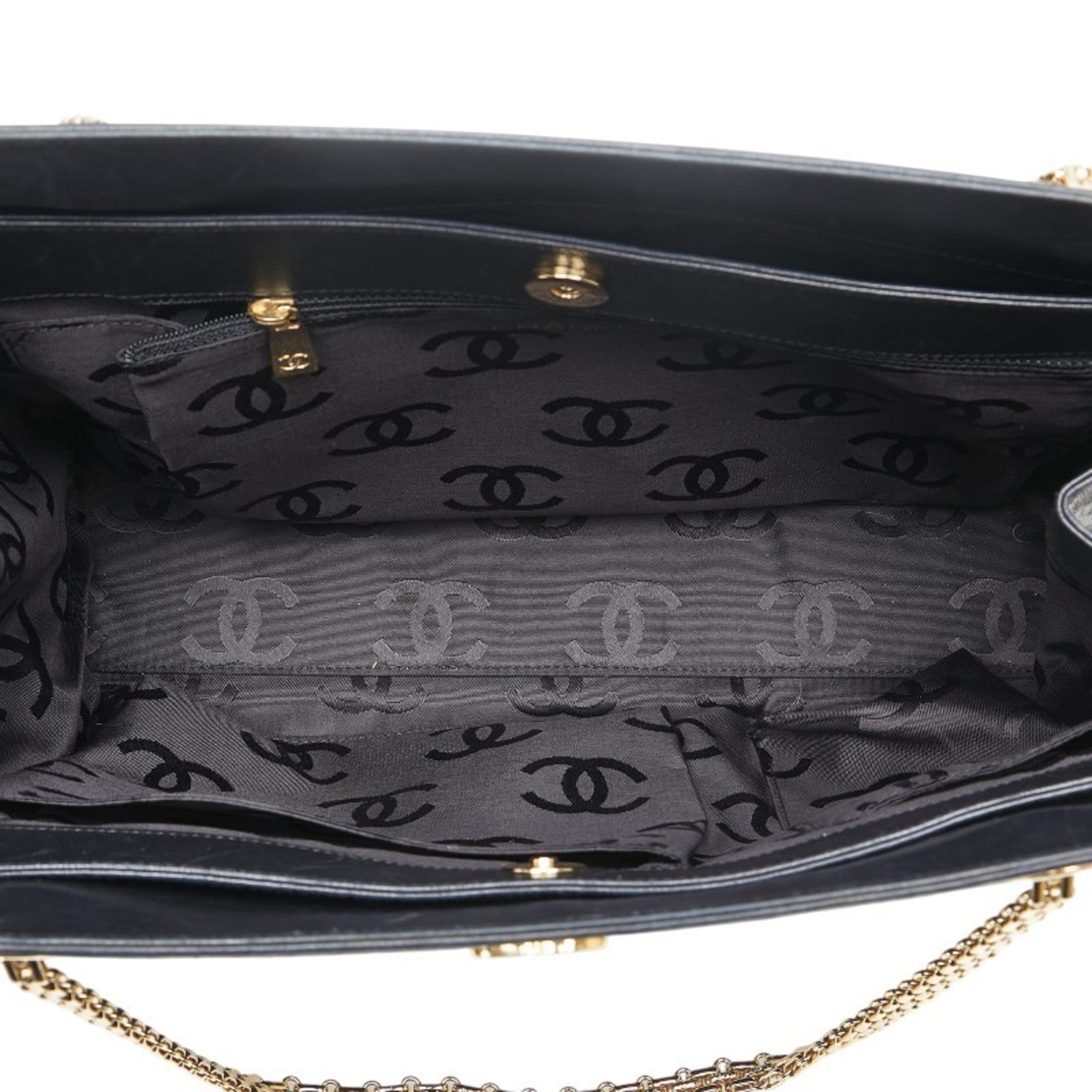 Chanel Black Leather Shoulder Bag (Pre-Owned)