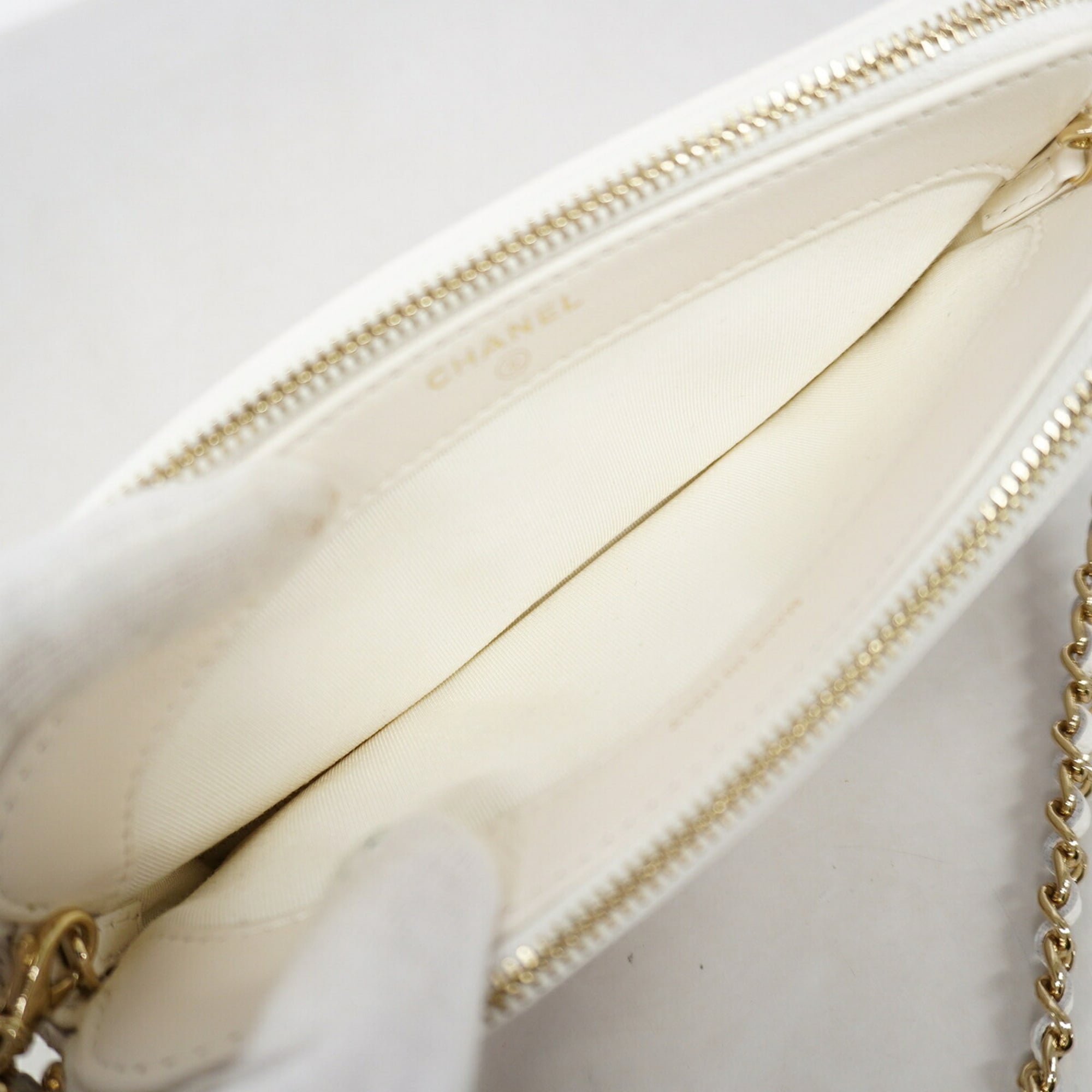 Chanel White Grained Calfskin Shoulder Bag (Pre-Owned)