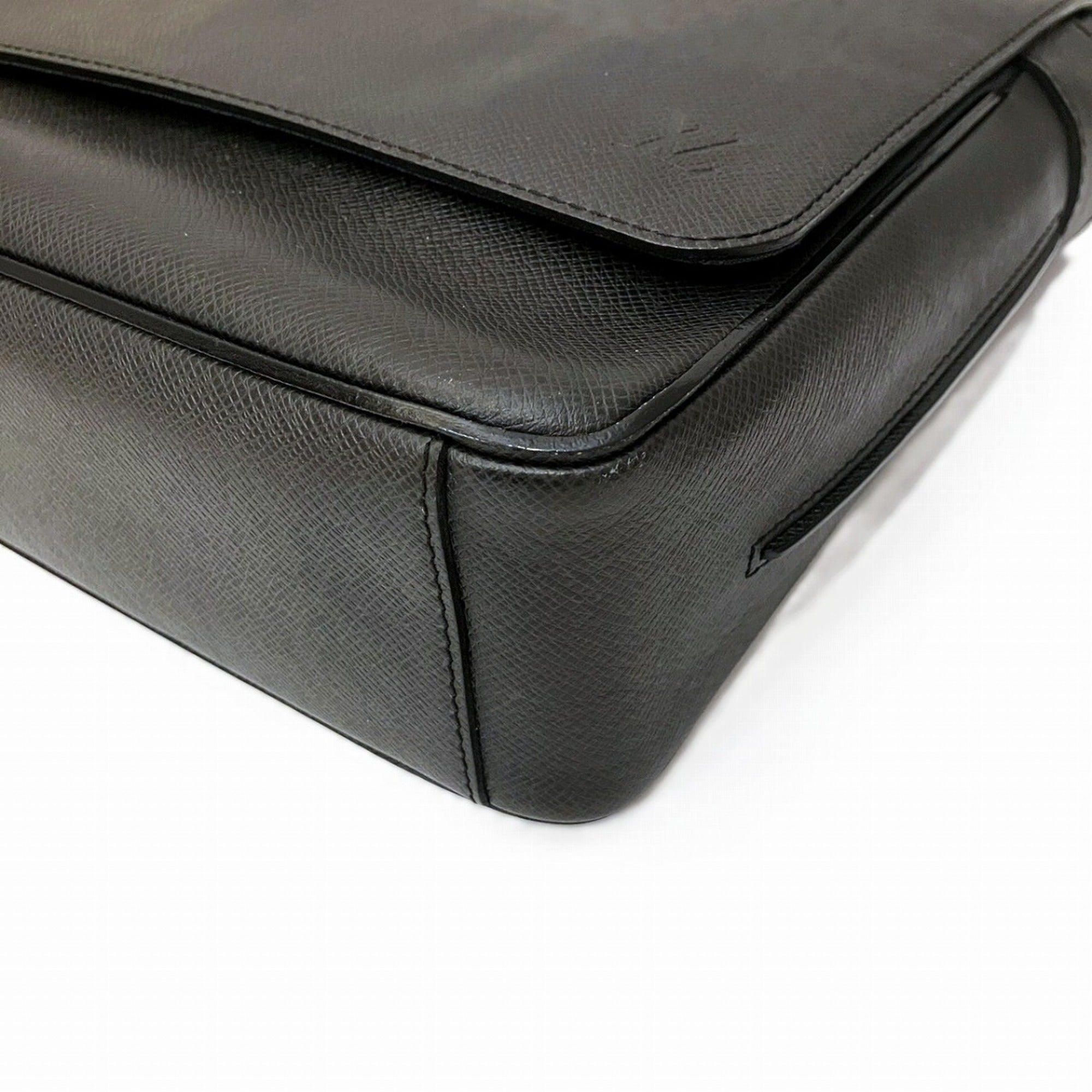 Louis Vuitton Taiga Black Leather Shoulder Bag (Pre-Owned)