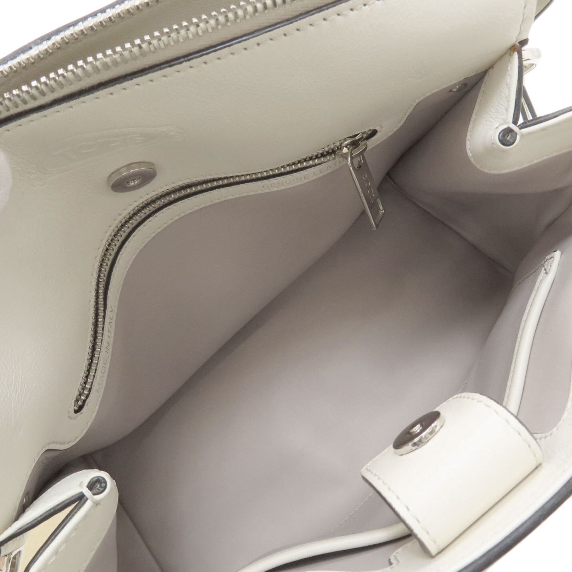 Tod's White Leather Handbag (Pre-Owned)