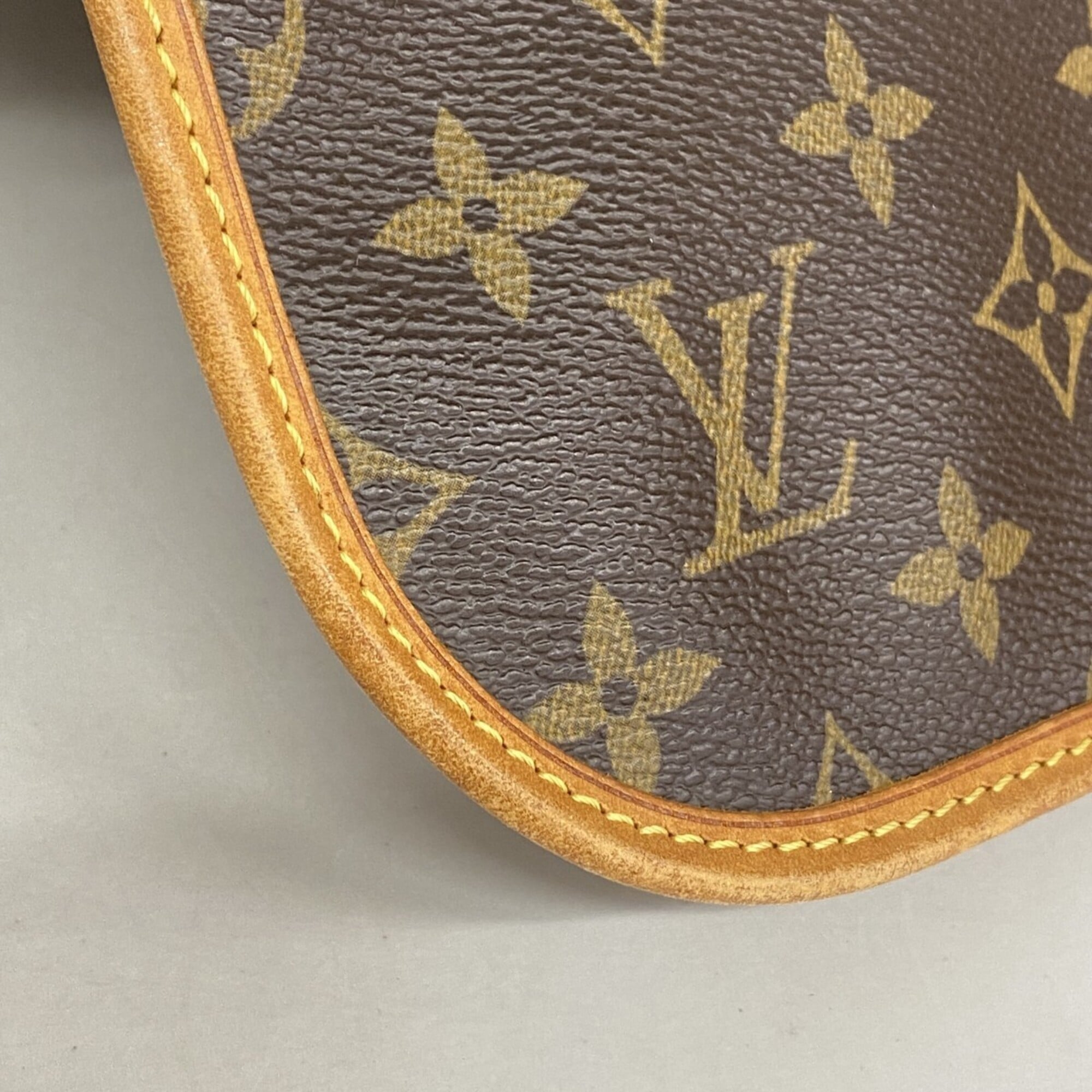 Louis Vuitton Brown Shoulder Bag (Pre-Owned)