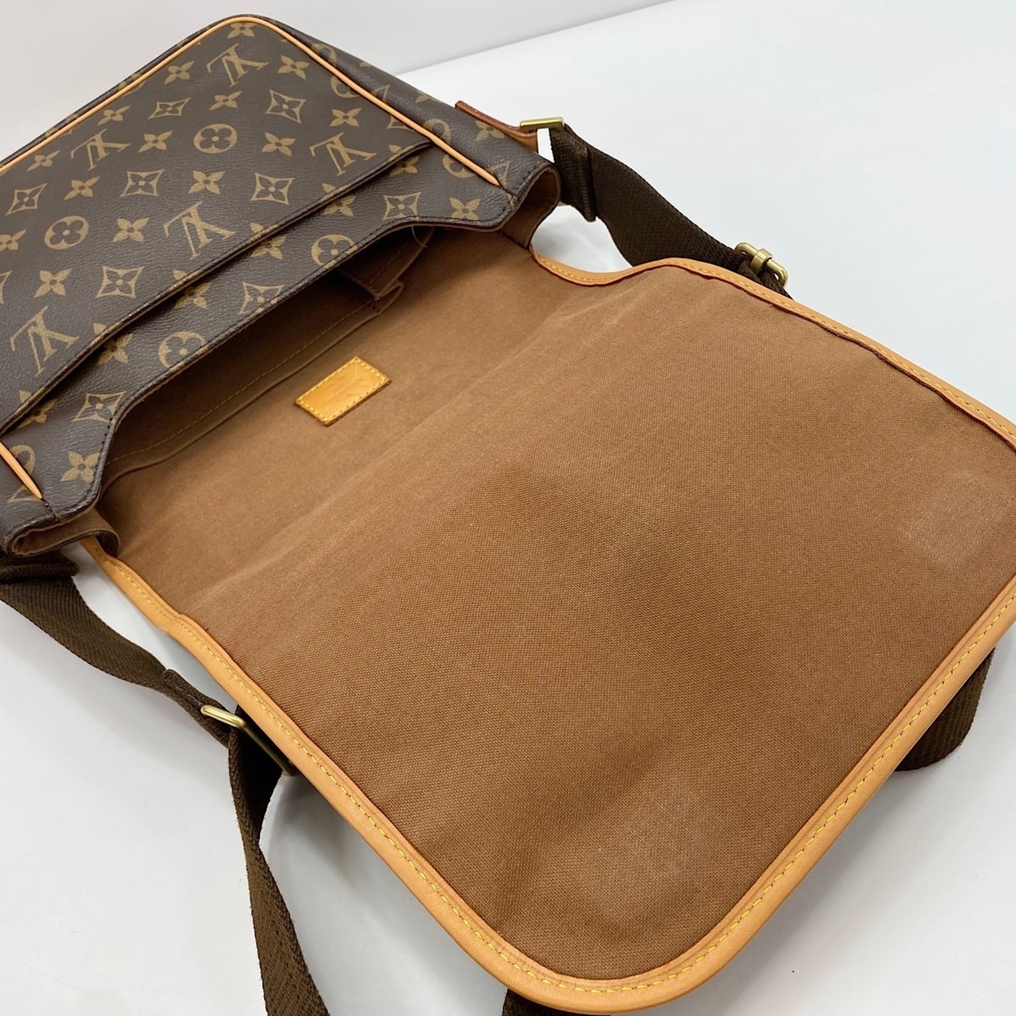 Louis Vuitton Brown Shoulder Bag (Pre-Owned)